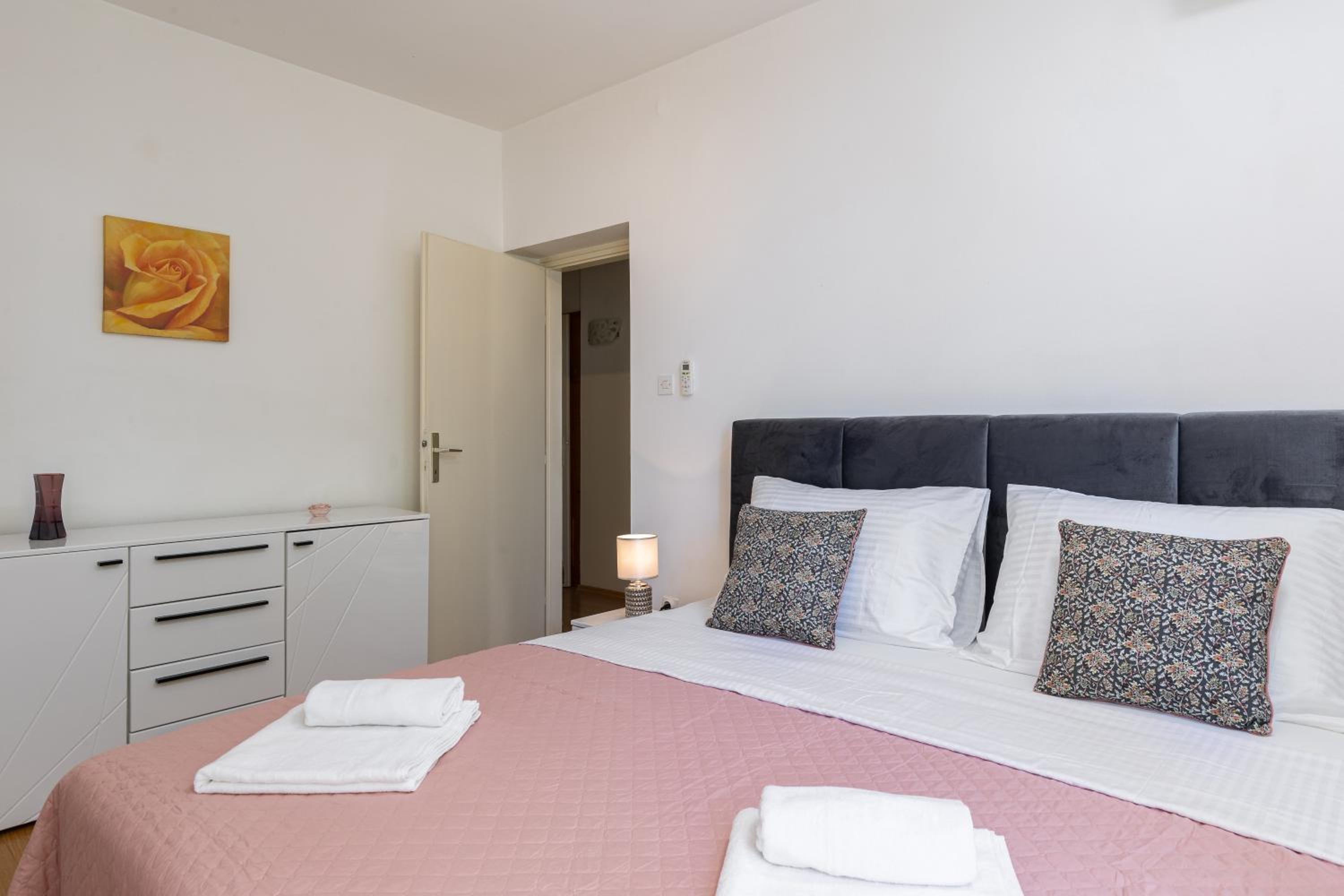 Bliss Apartment near Bellevue beach