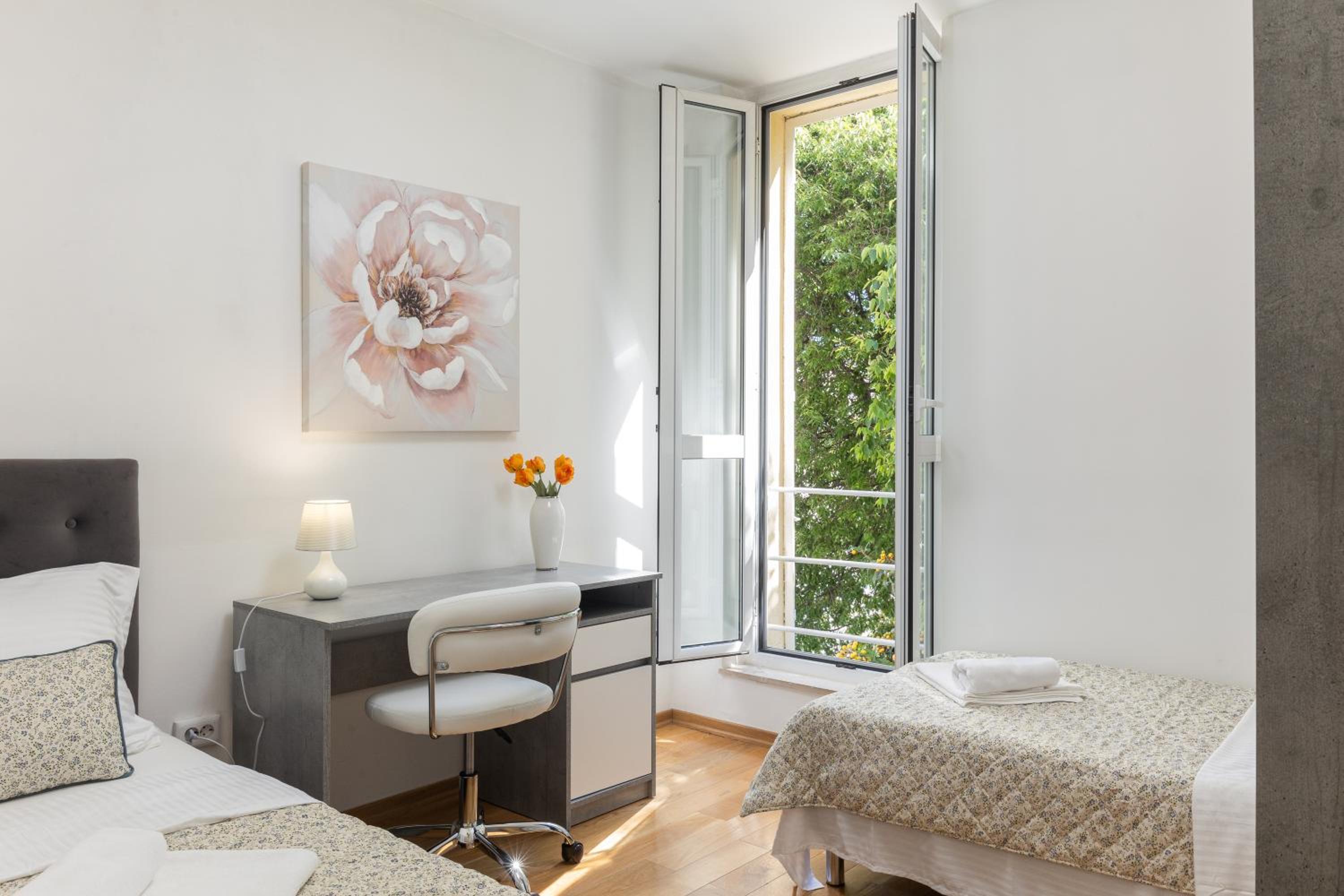 Bliss Apartment near Bellevue beach