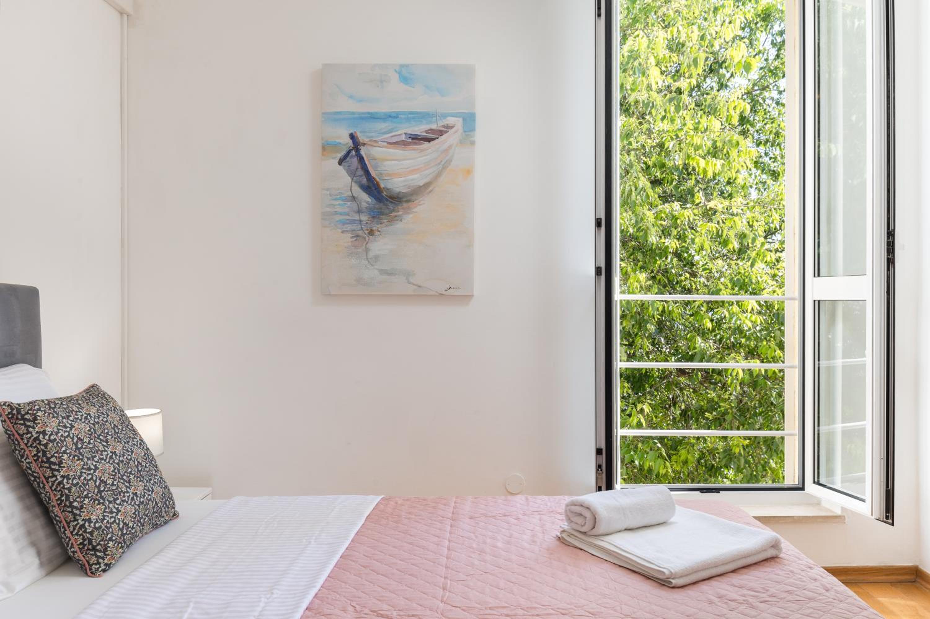 Bliss Apartment near Bellevue beach