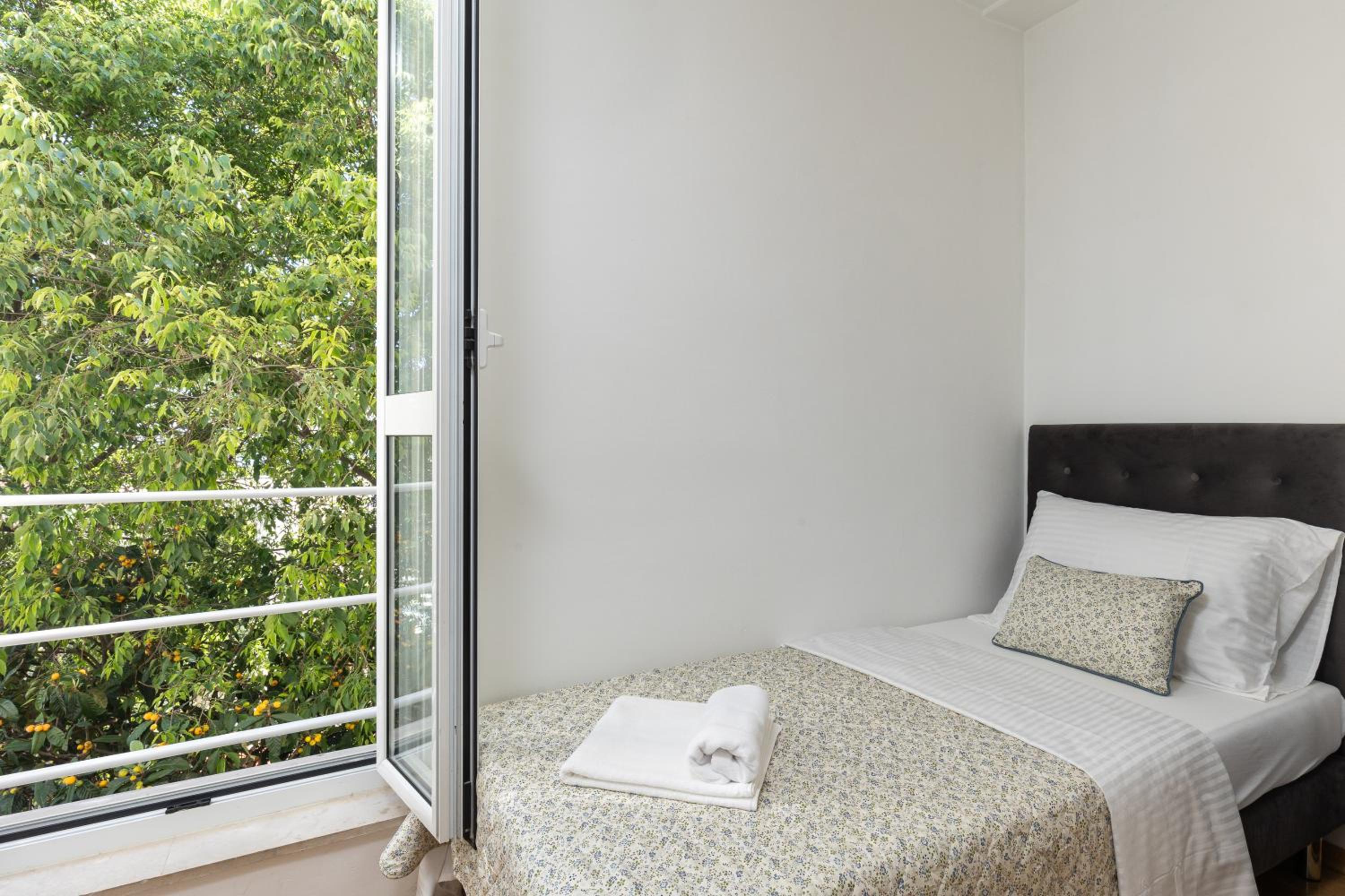 Bliss Apartment near Bellevue beach
