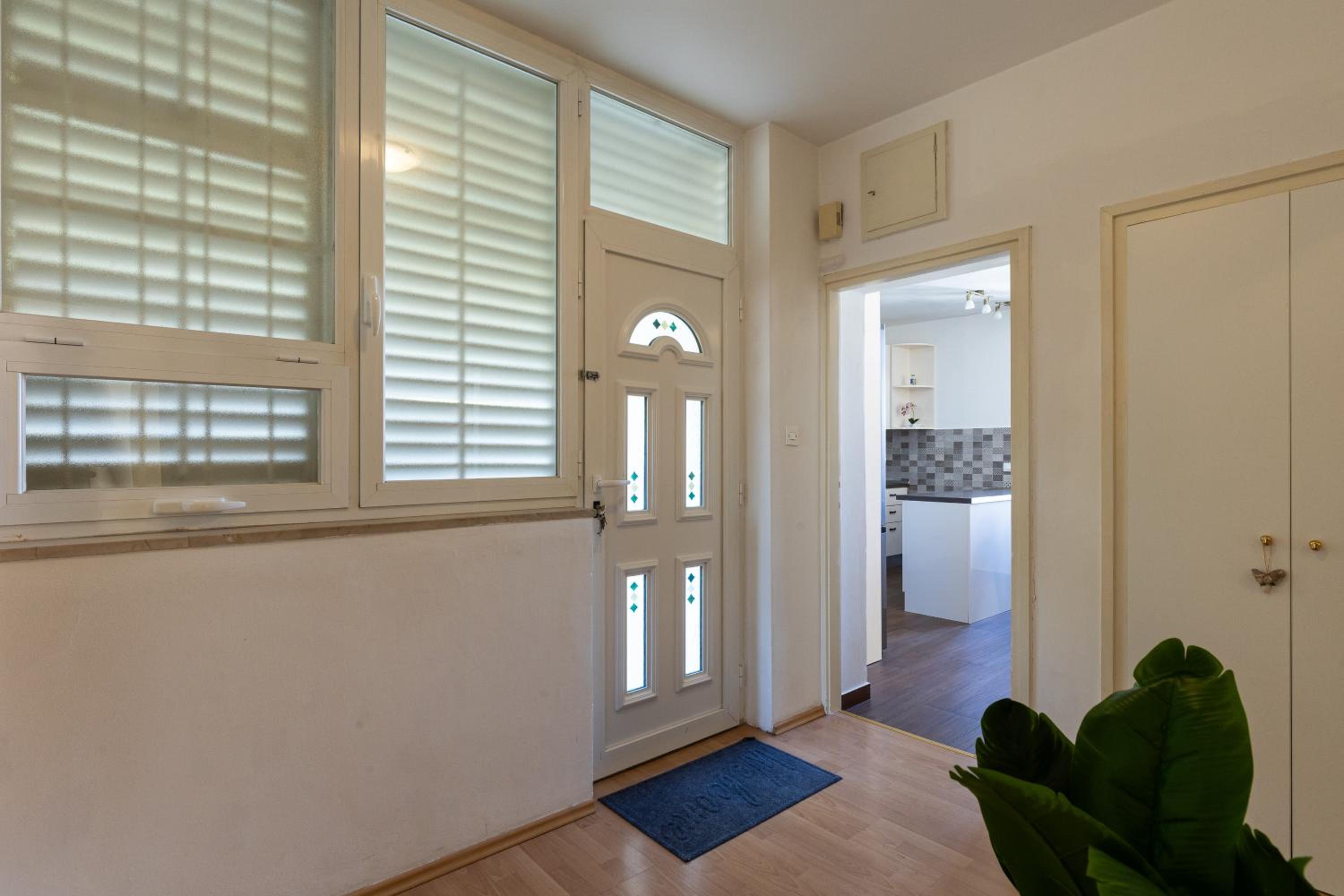 Bliss Apartment near Bellevue beach