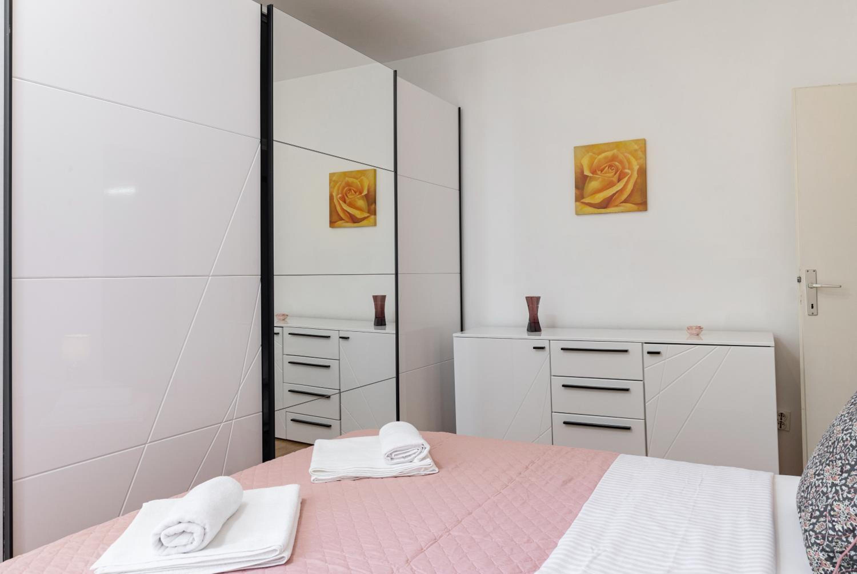 Bliss Apartment near Bellevue beach
