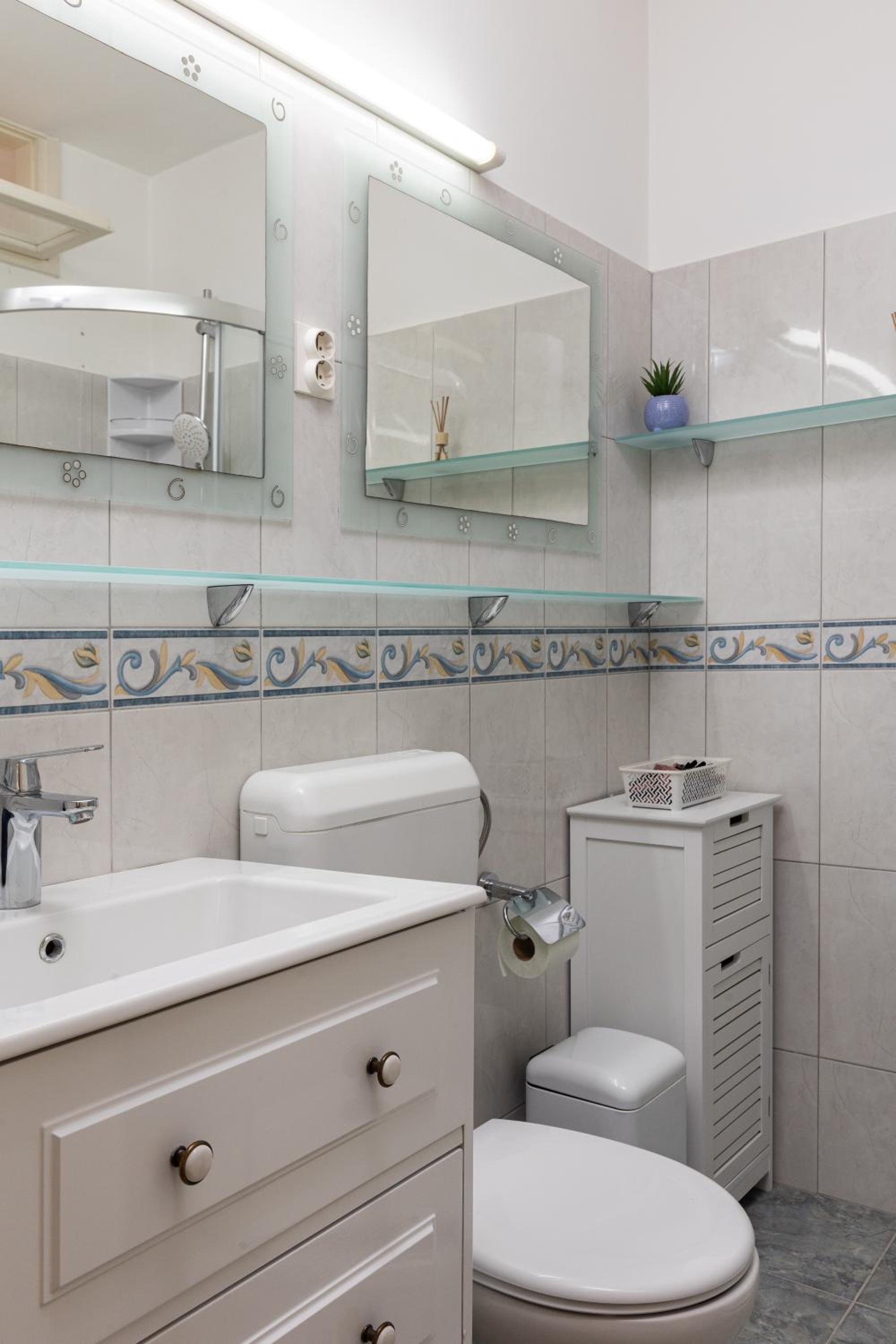 Bliss Apartment near Bellevue beach