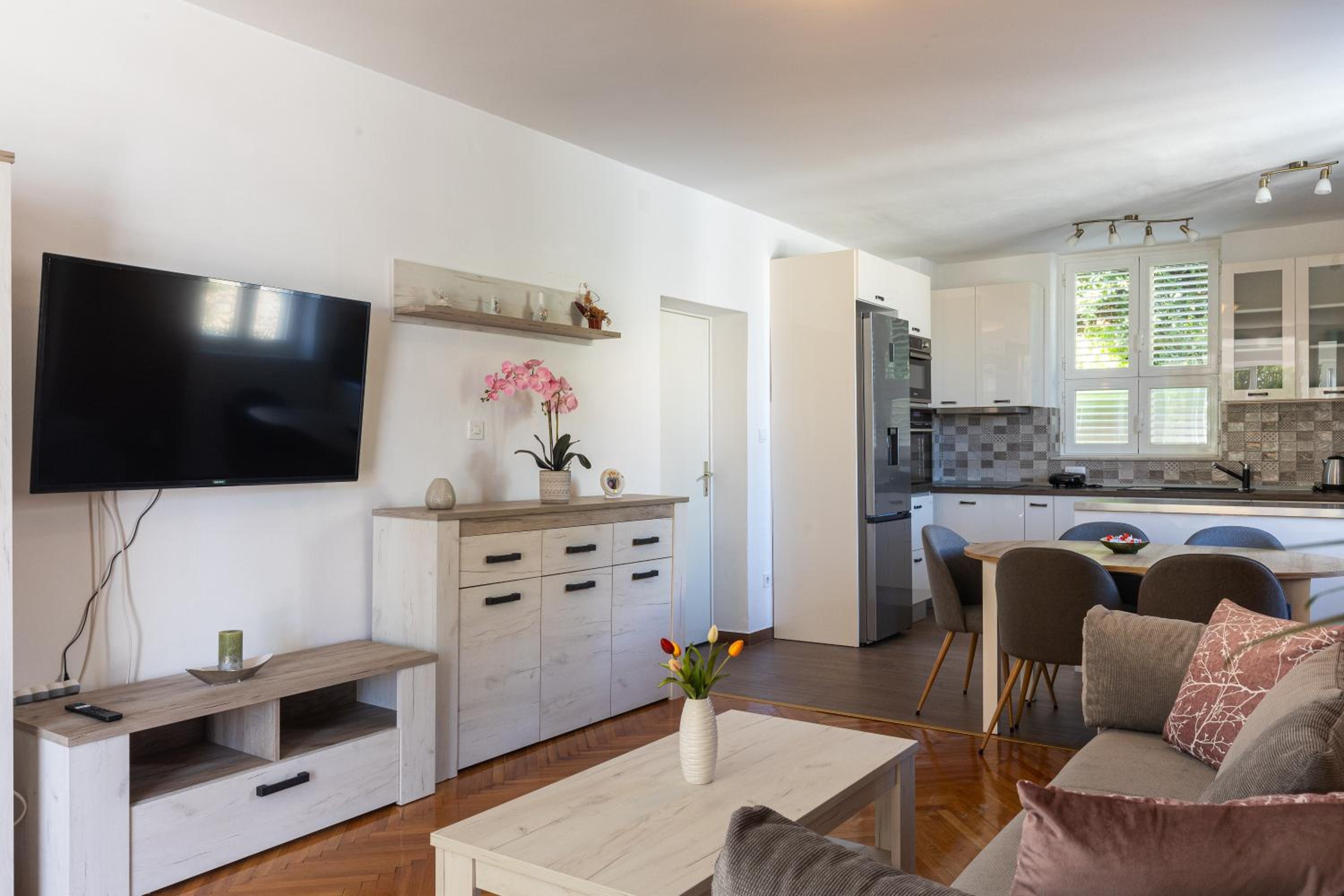 Bliss Apartment near Bellevue beach