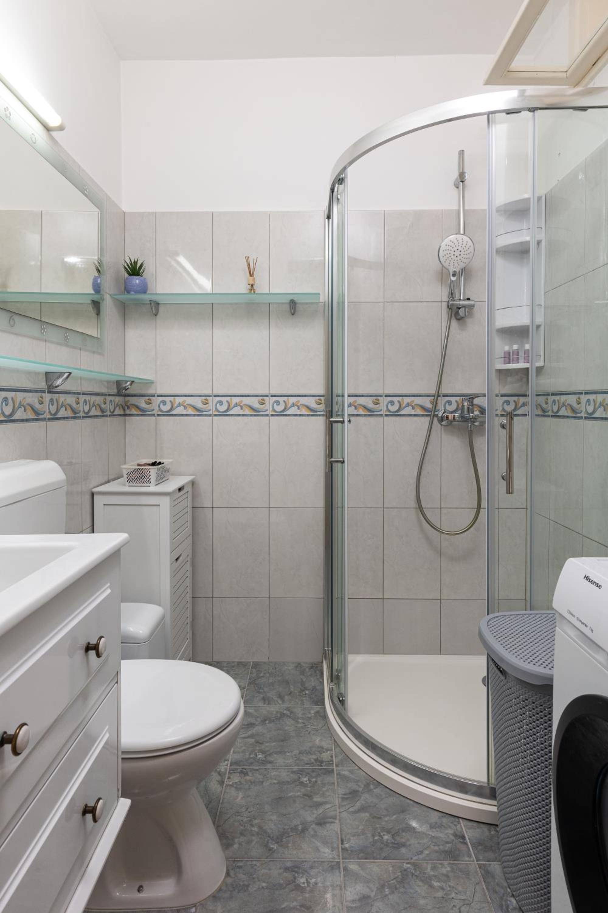 Bliss Apartment near Bellevue beach