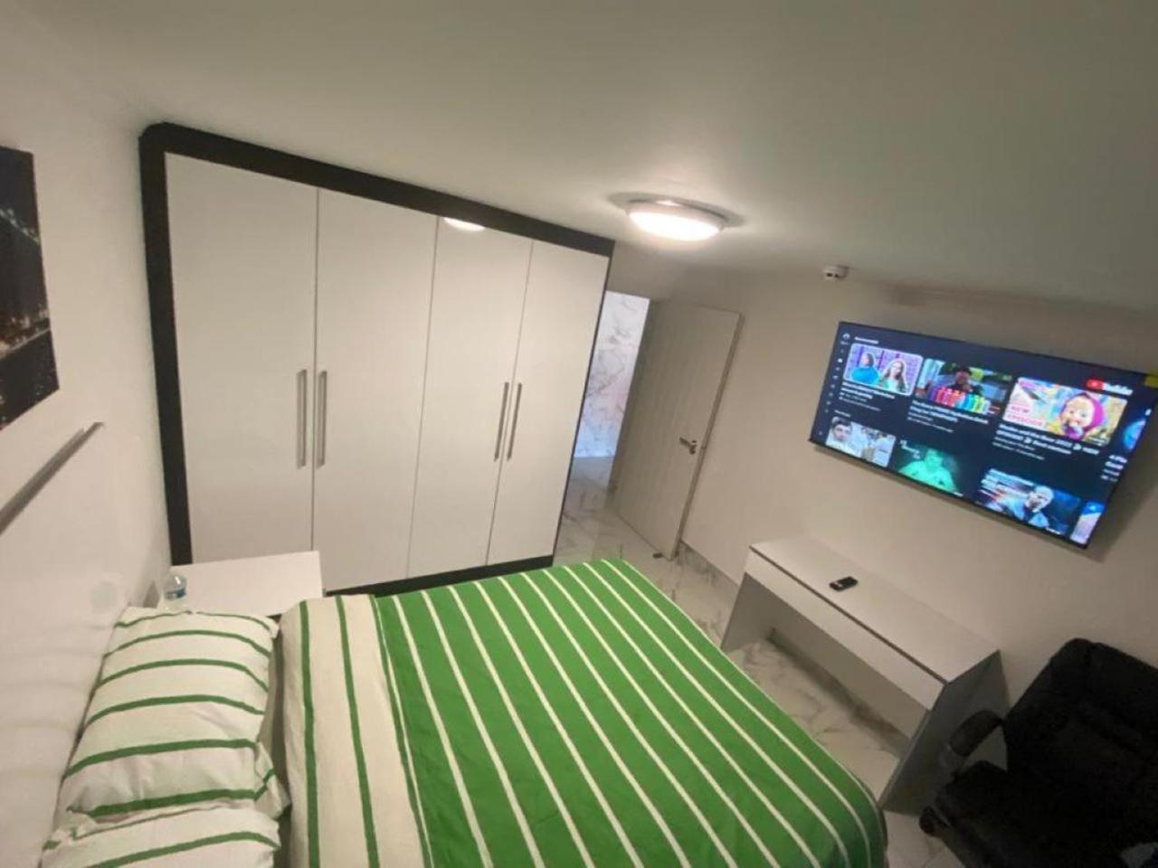 Hayes Vacations - THE ROYAL BOUTIQUE WESTMINSTER LODGE by LONDON SLEEP 9 - Property Image 3