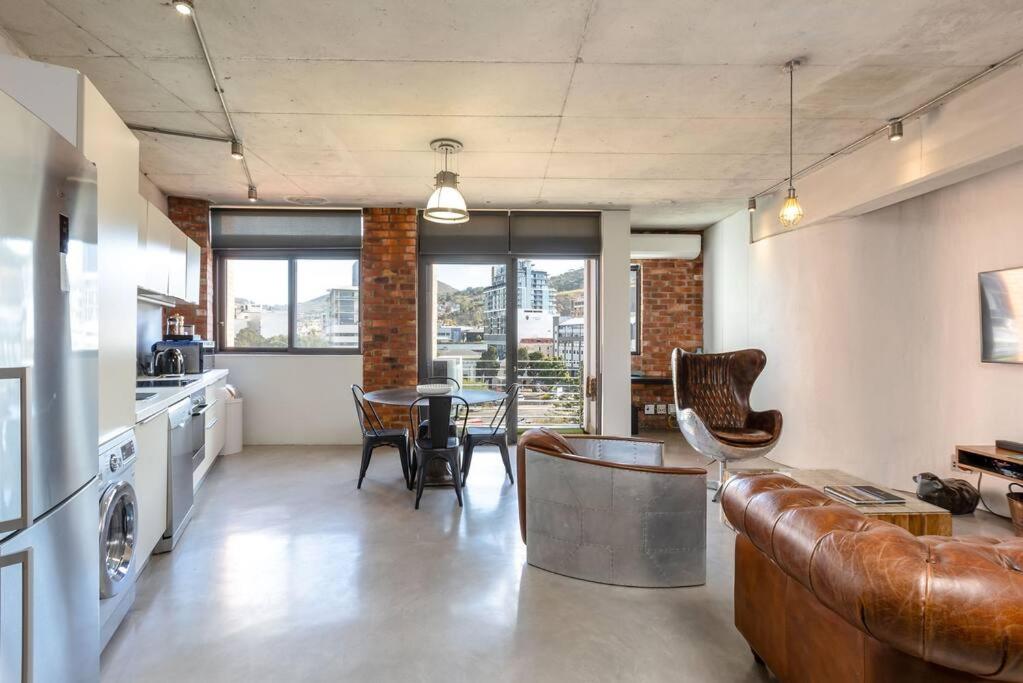 Trendy Loft Apartment near the Waterfront and CBD view 2