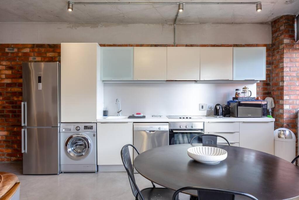 Trendy Loft Apartment near the Waterfront and CBD view 3