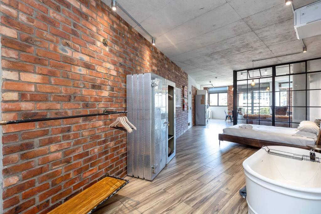 Trendy Loft Apartment near the Waterfront and CBD view 4