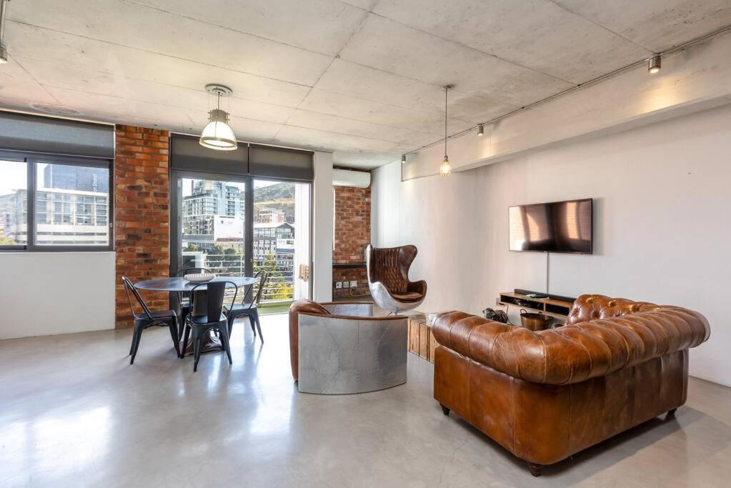 Trendy Loft Apartment near the Waterfront and CBD view 5