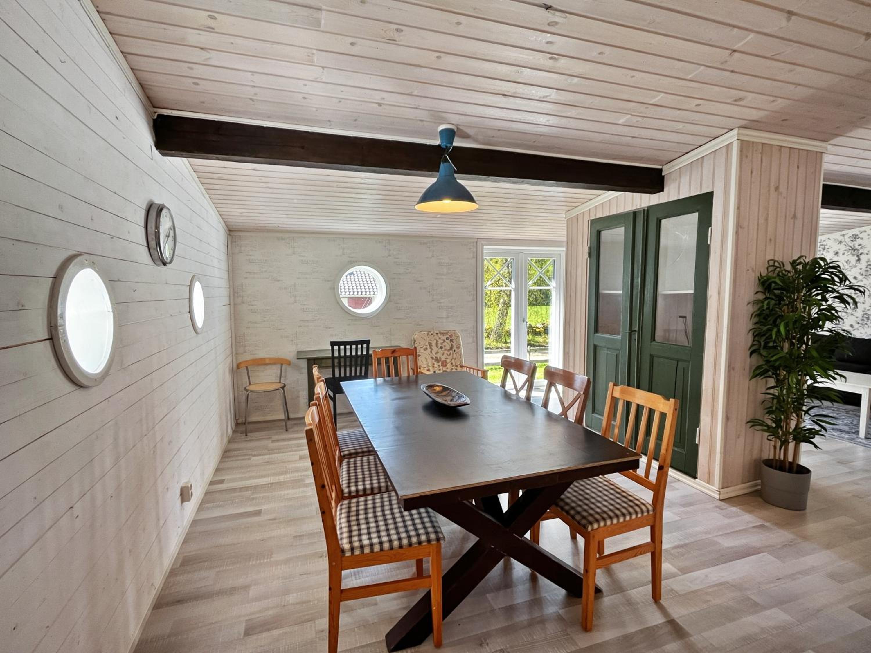 Spacious Cabin for Work Crews, 10 Beds! view 5
