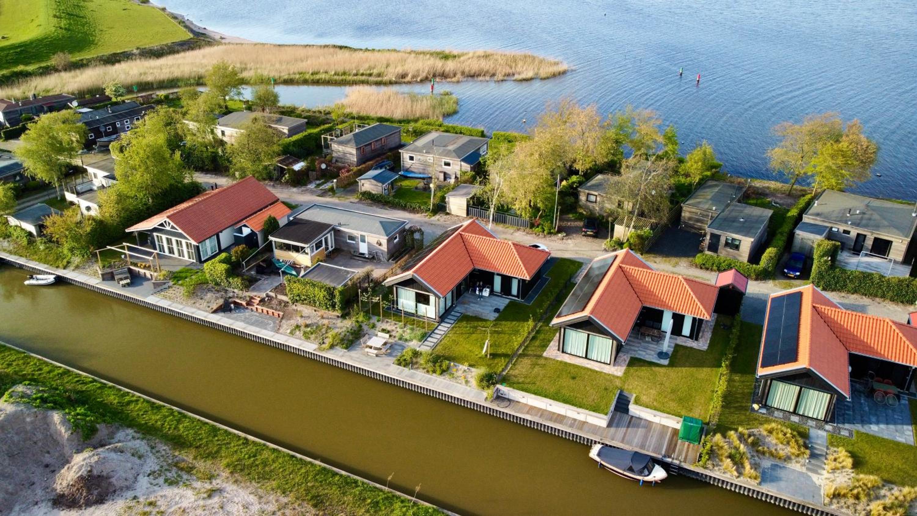 Ferienhaus mit Zugang zum Wasser view 2