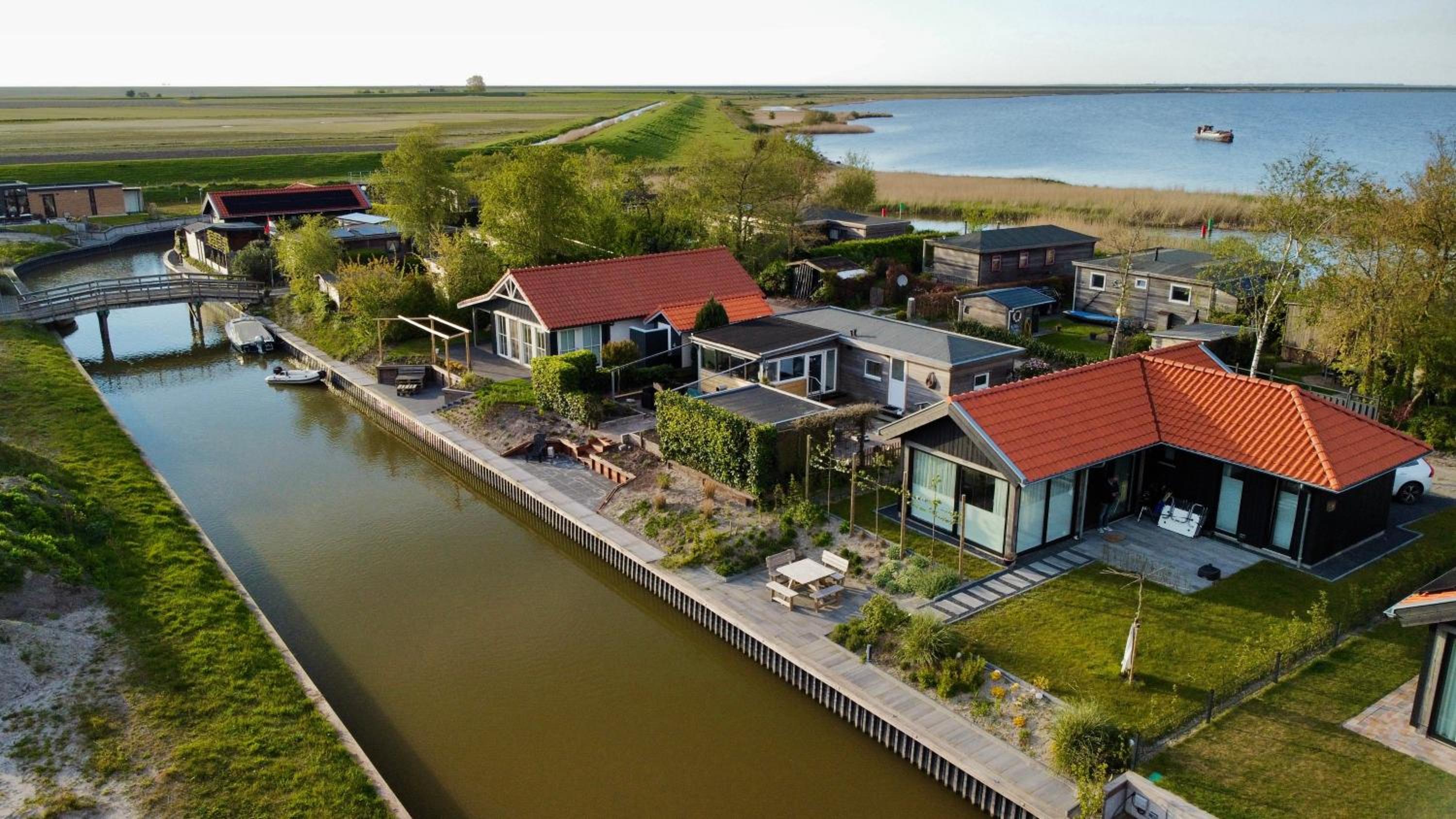 Ferienhaus mit Zugang zum Wasser view 3