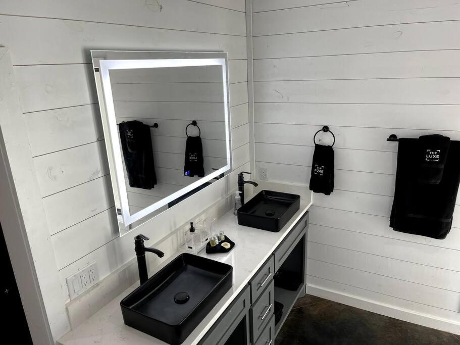 The Brand New - The Luxe Cabin sleeps 12! view 3