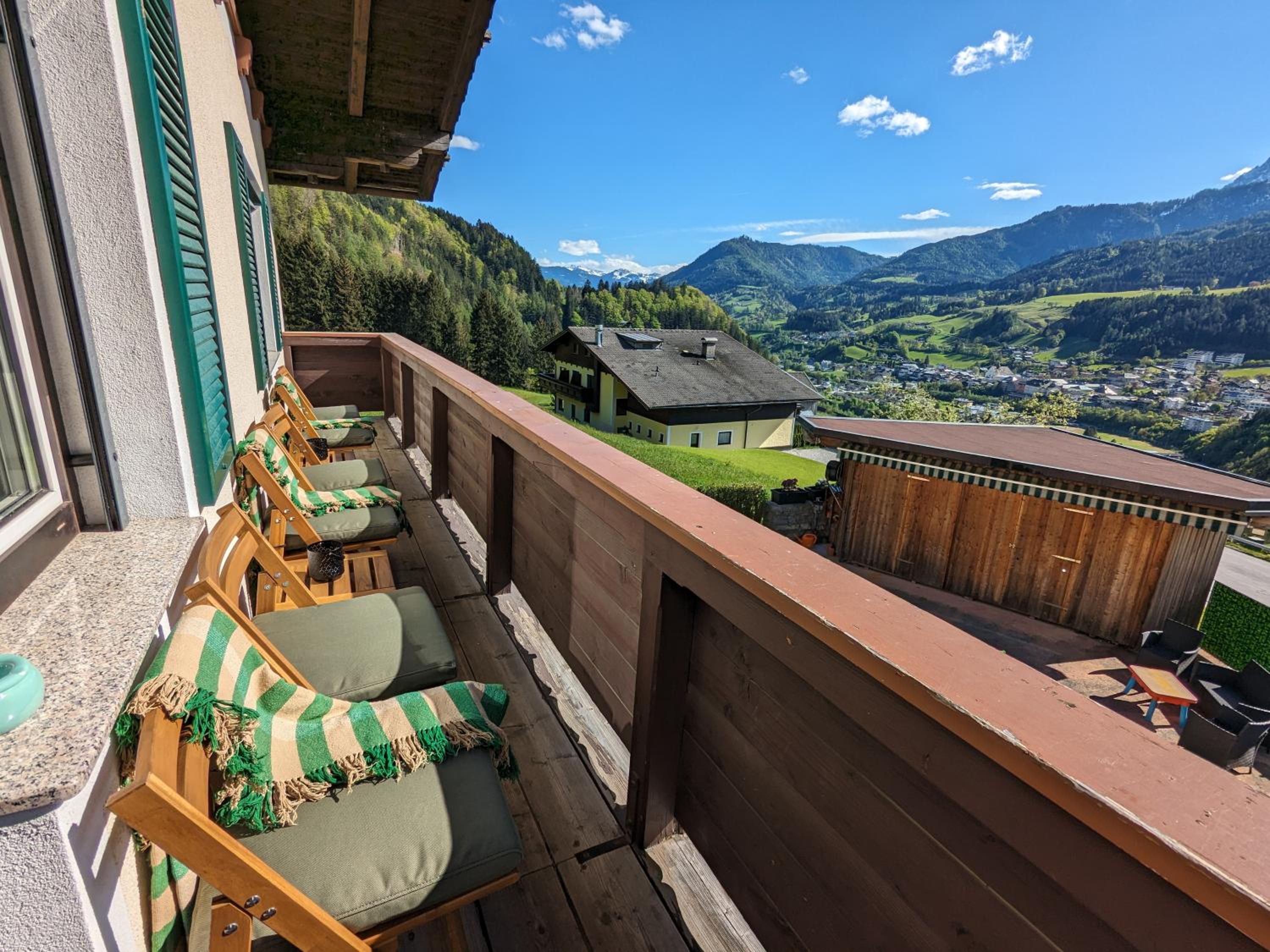 Haus Biechl mit Blick auf die Burg Hohenwerfen view 3