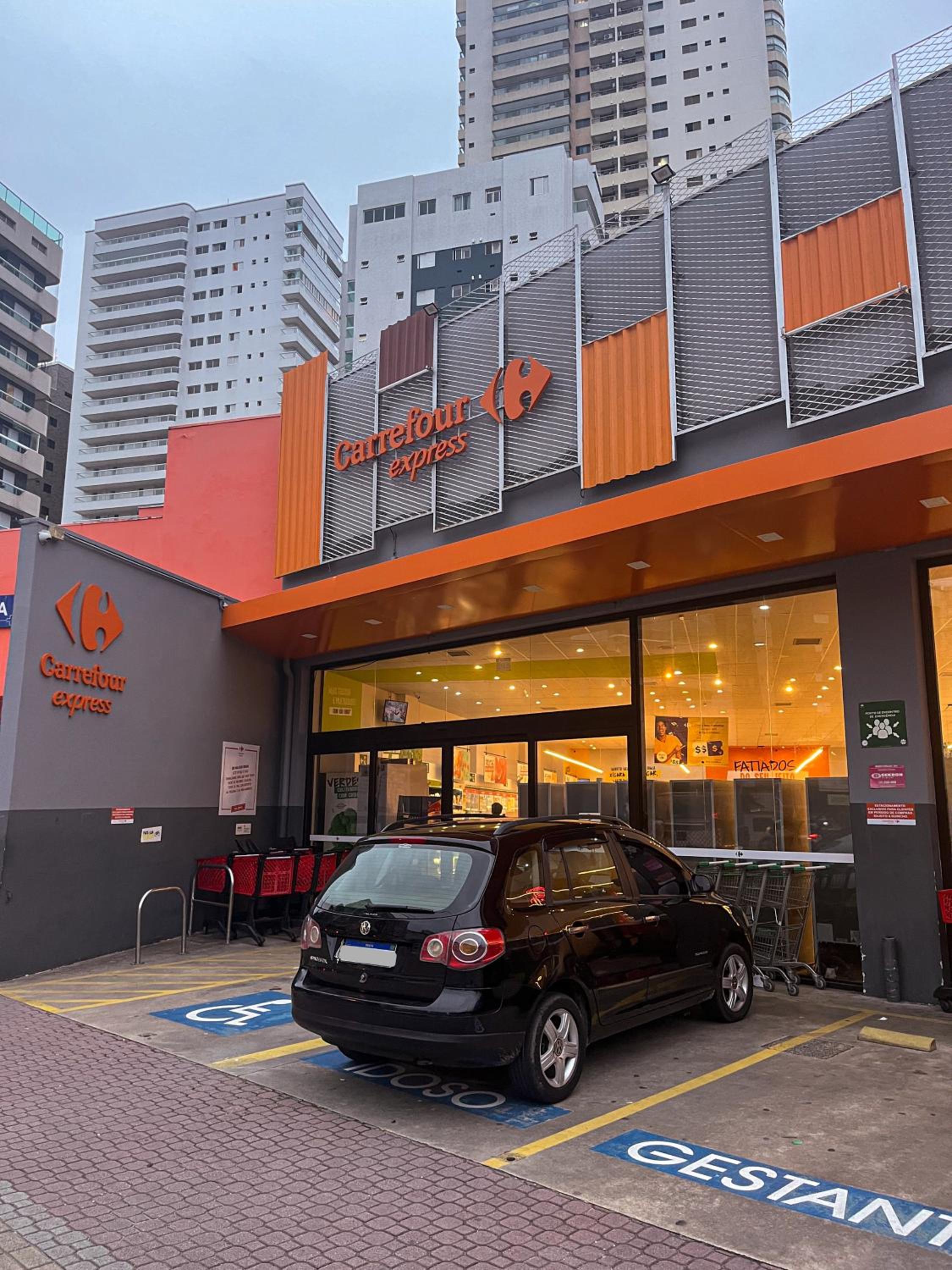 Ap Canto do Forte com Wi-Fi, TV e varanda