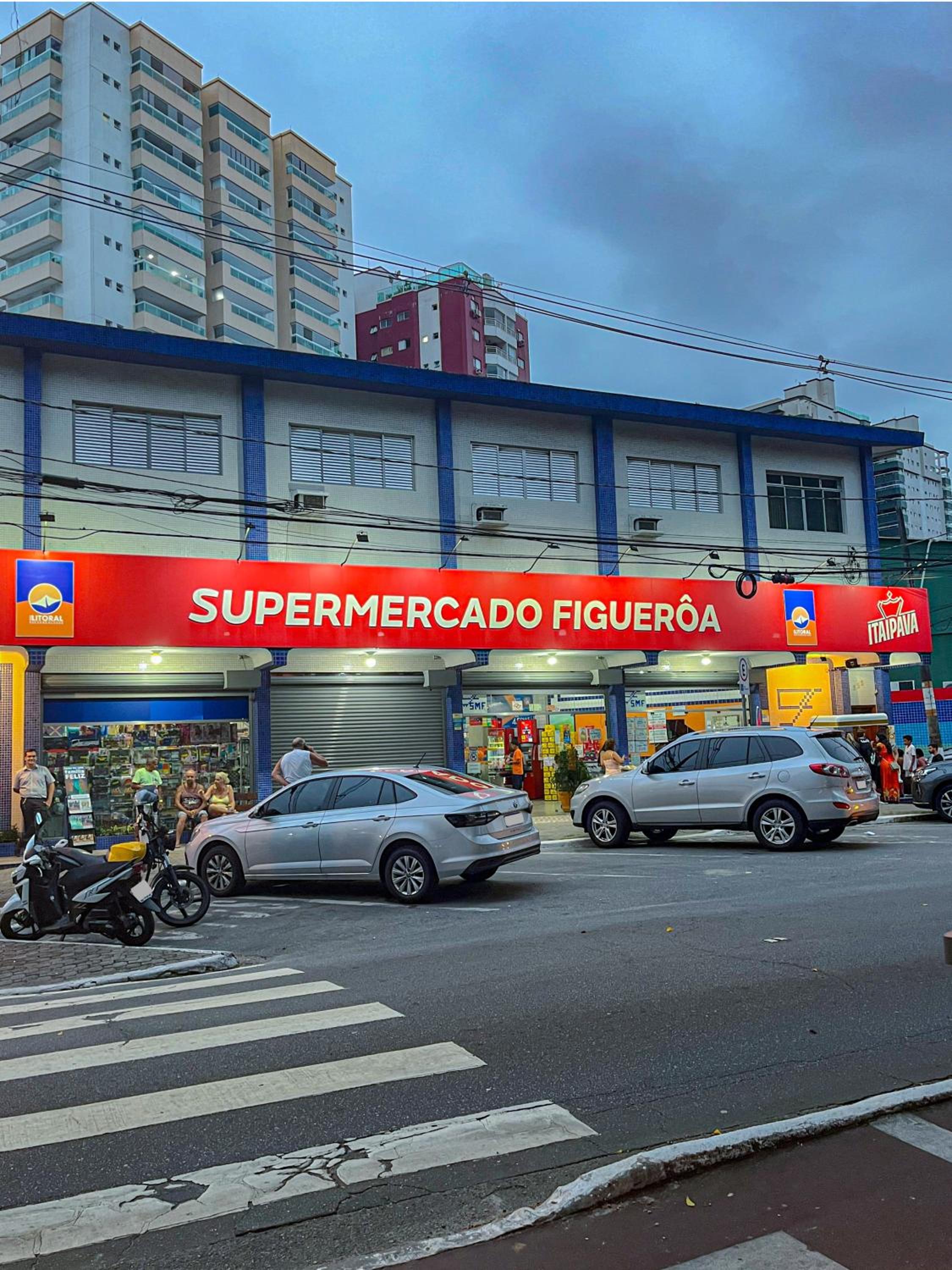 Ap Canto do Forte com Wi-Fi, TV e varanda