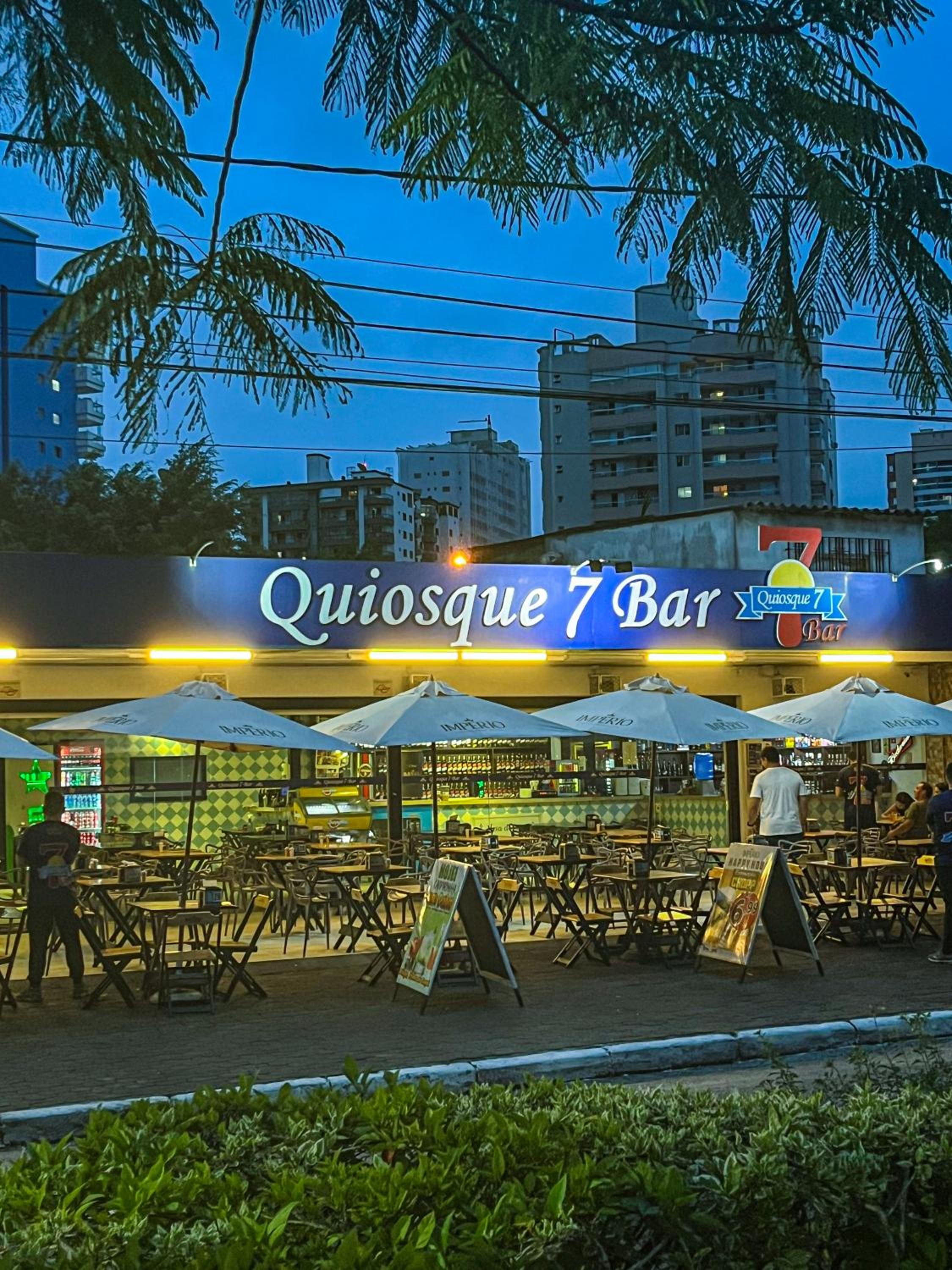 Ap Canto do Forte com Wi-Fi, TV e varanda