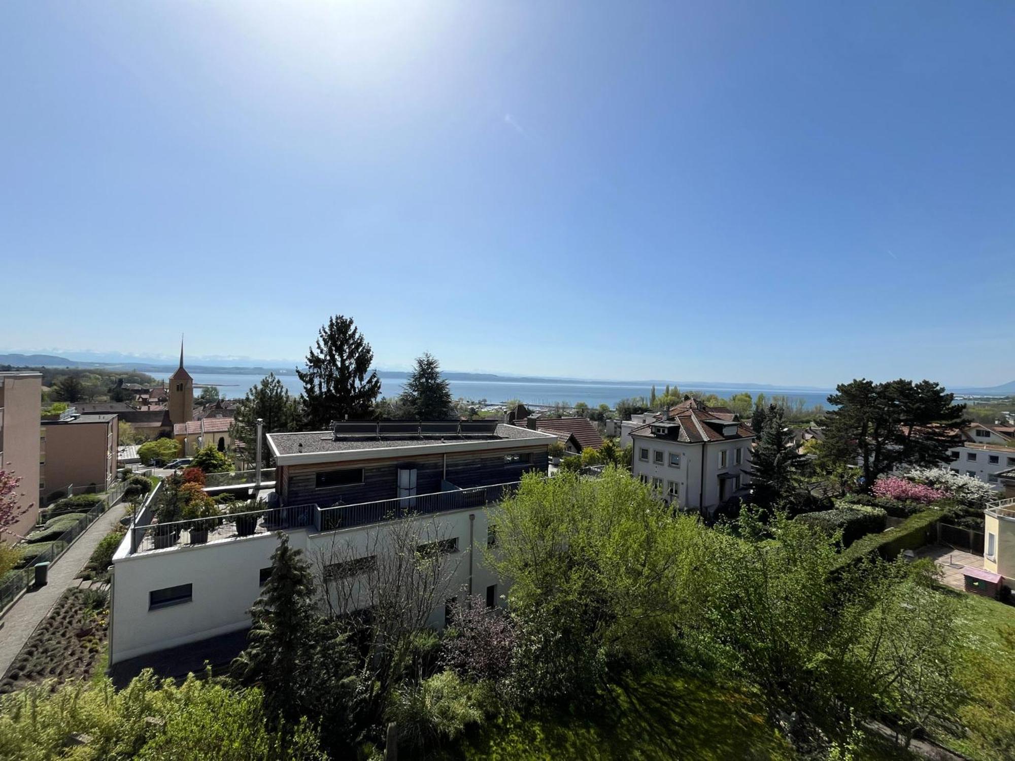 Spacieux attique avec vue sur le lac