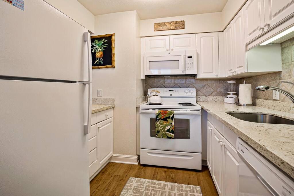 Royal Kahana 714- Updated ocean view Hawaiiana style 1 bedroom