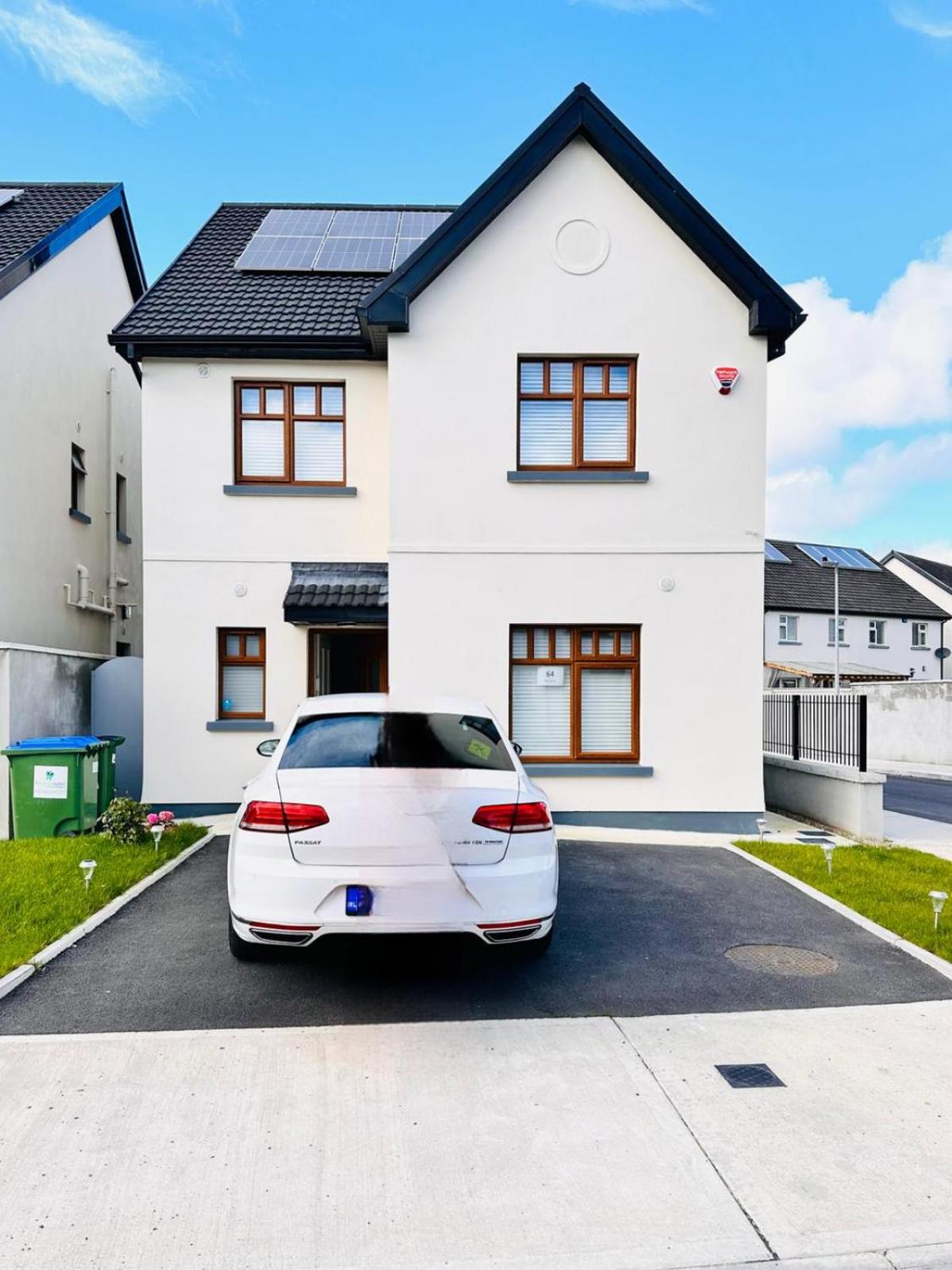 Hotel Room in Limerick with King bed - Image 1