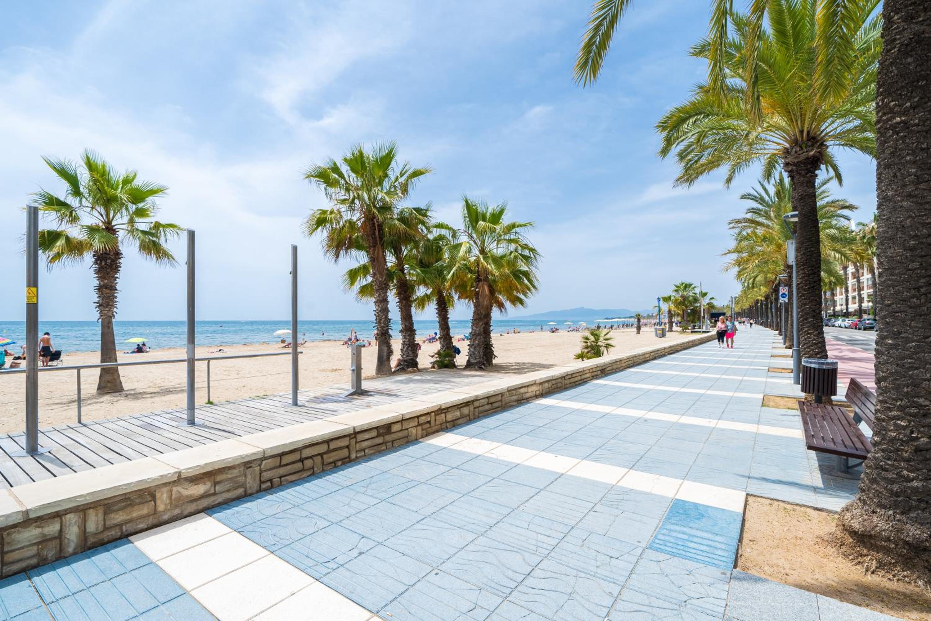 Luxury apartment with sea view and parking