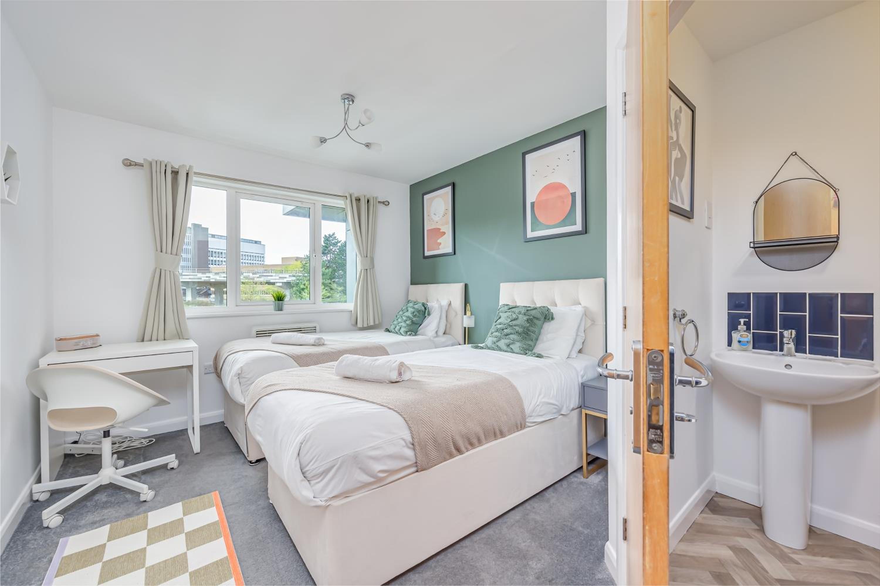 Beautiful Apartment in City Centre with Free Parking, Balcony, Fast Wifi and Smart TV by Yoko Property view 4