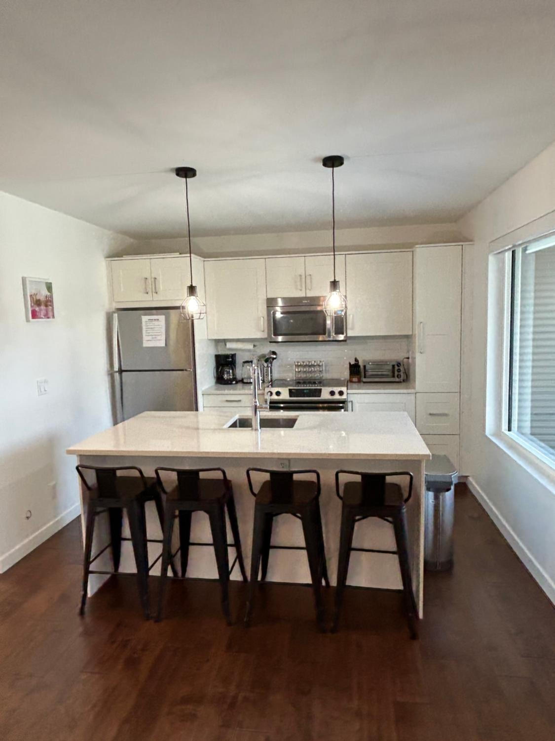 Lakefront wine trail Fully Licensed modern suite
