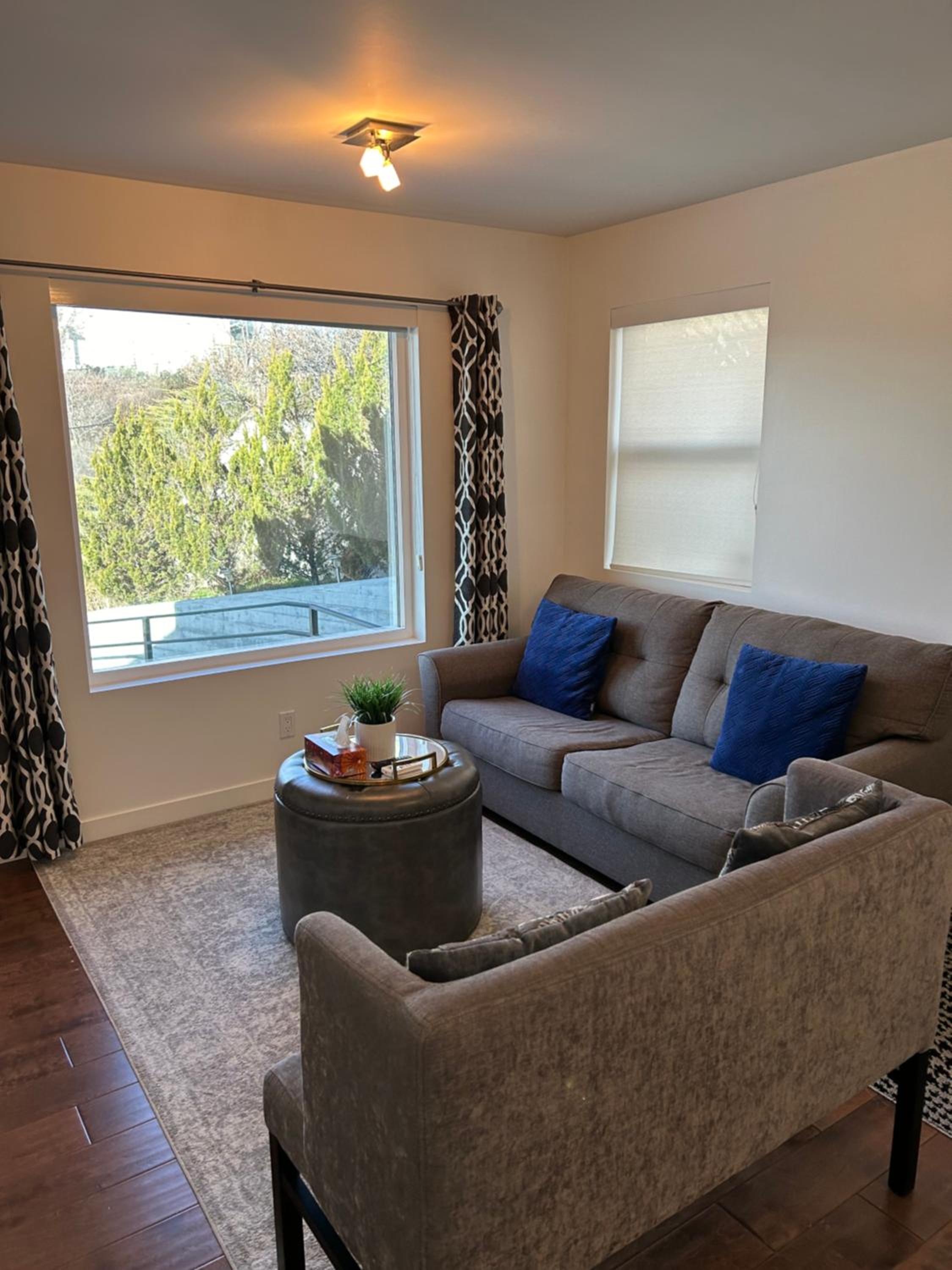 Lakefront wine trail Fully Licensed modern suite