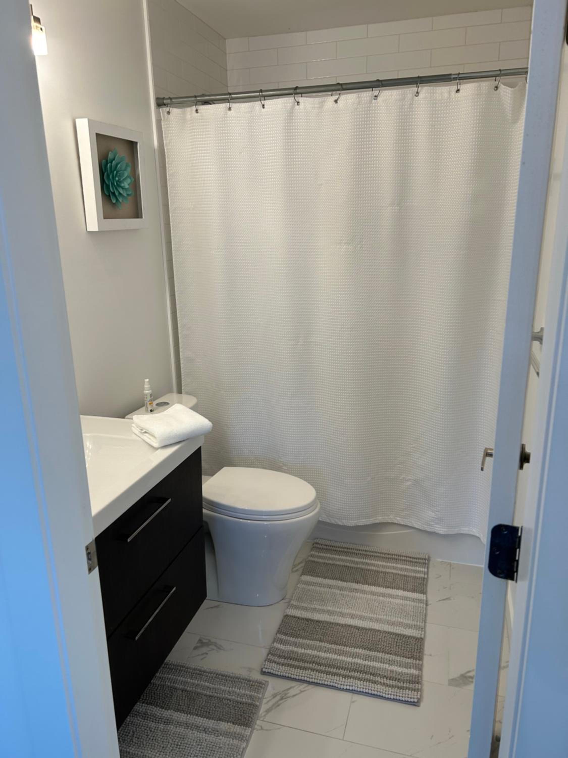 Lakefront wine trail Fully Licensed modern suite