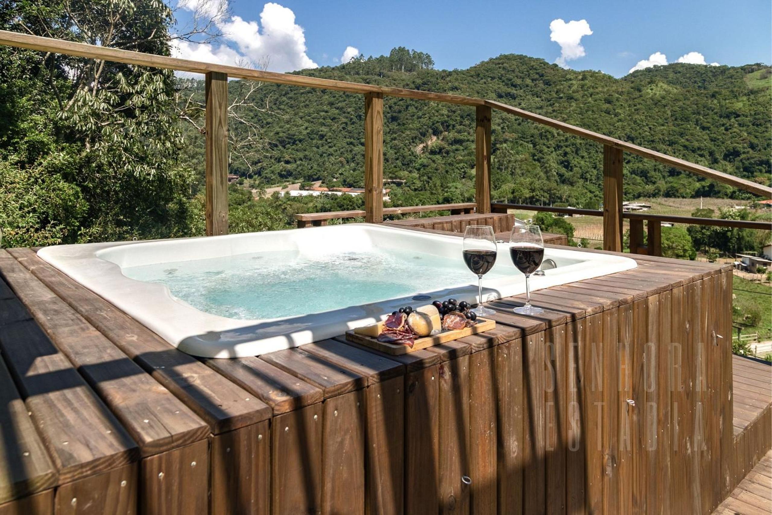 Summer Paradise: Jacuzzi, Pool, and Comfort