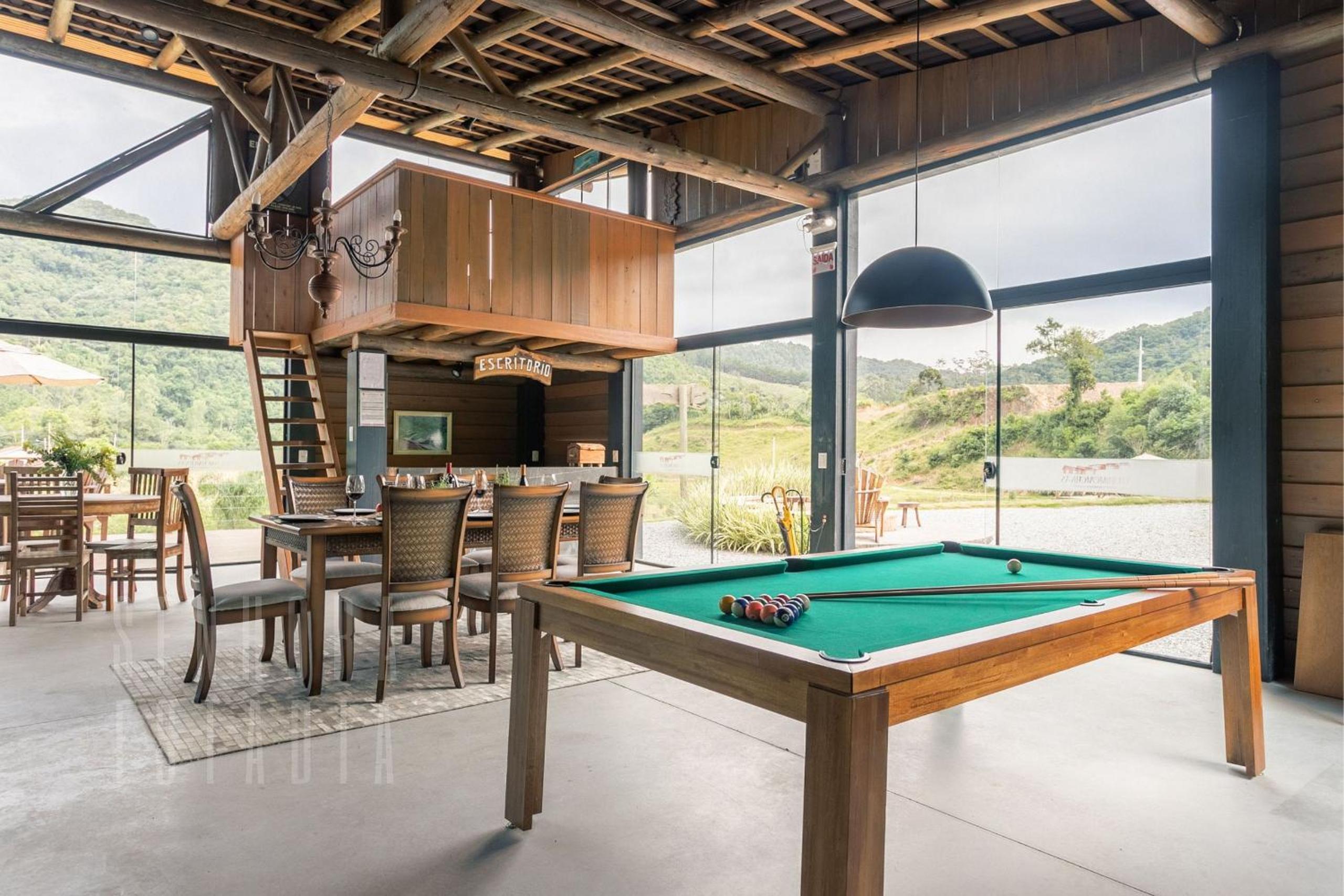 Summer Paradise: Jacuzzi, Pool, and Comfort
