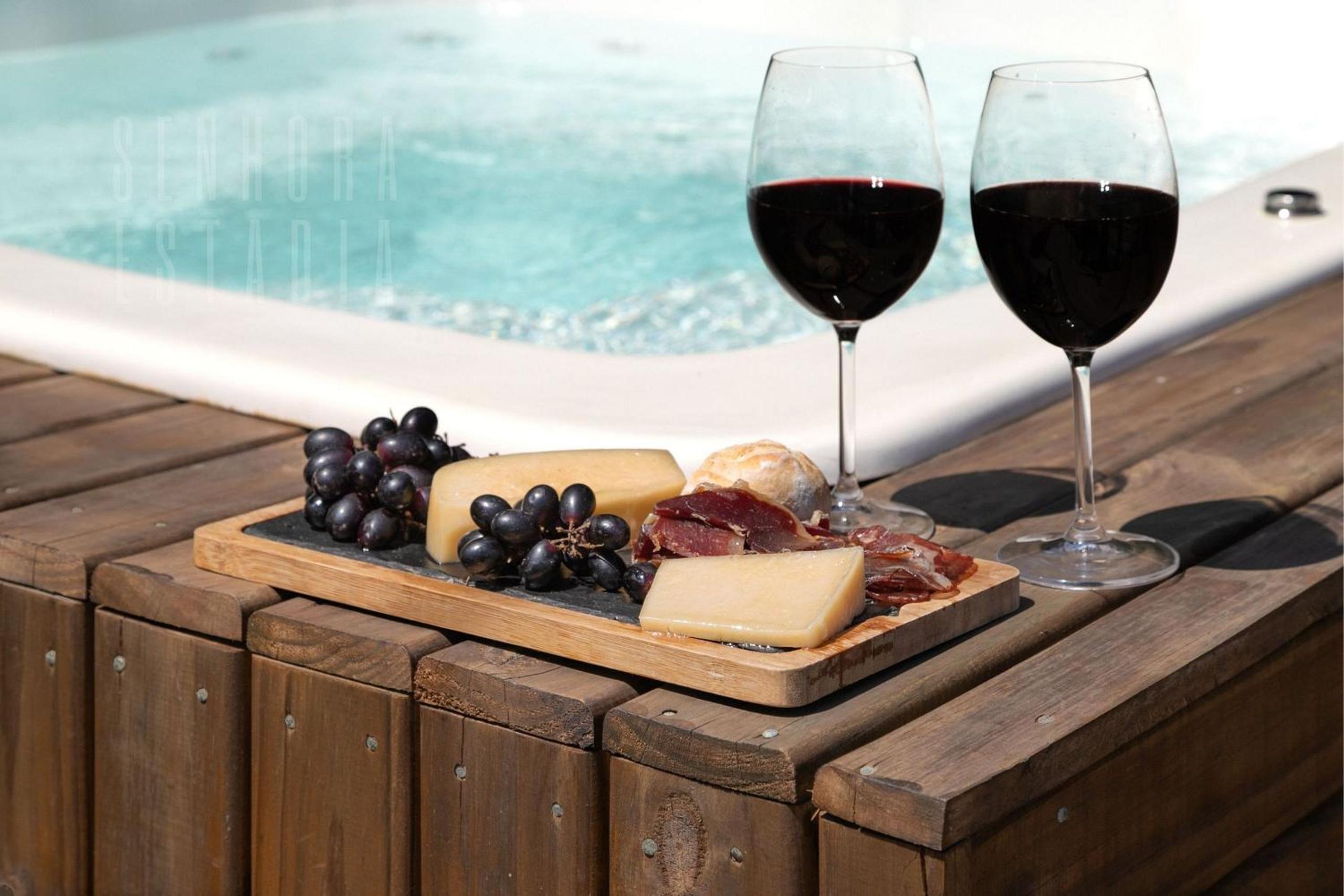 Summer Paradise: Jacuzzi, Pool, and Comfort
