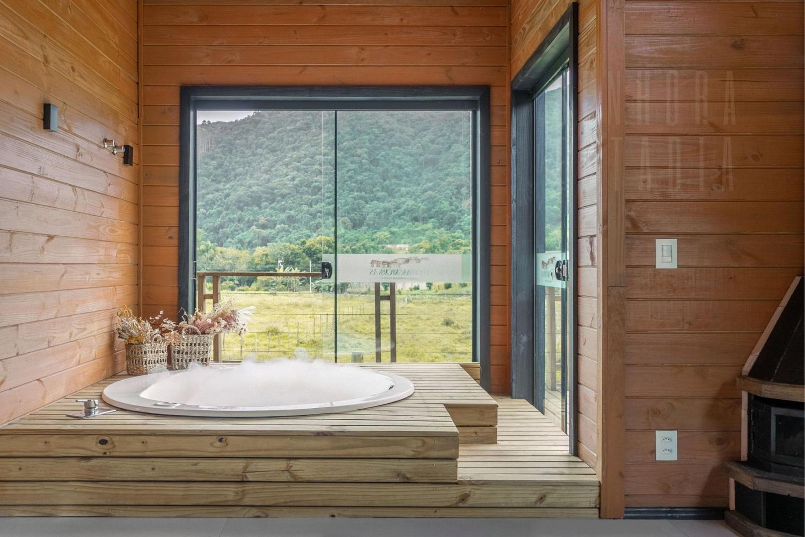 Summer Paradise: Jacuzzi, Pool, and Comfort