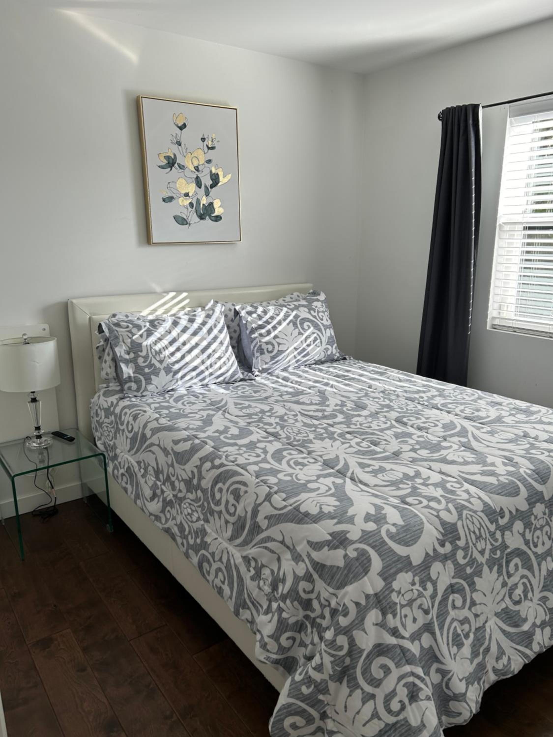 Lakefront wine trail Fully Licensed modern suite