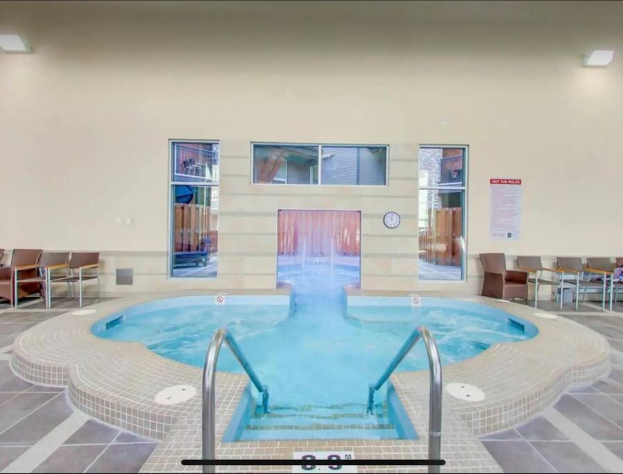 Cozy One Bedroom Condo with Indoor Pool and HotTub