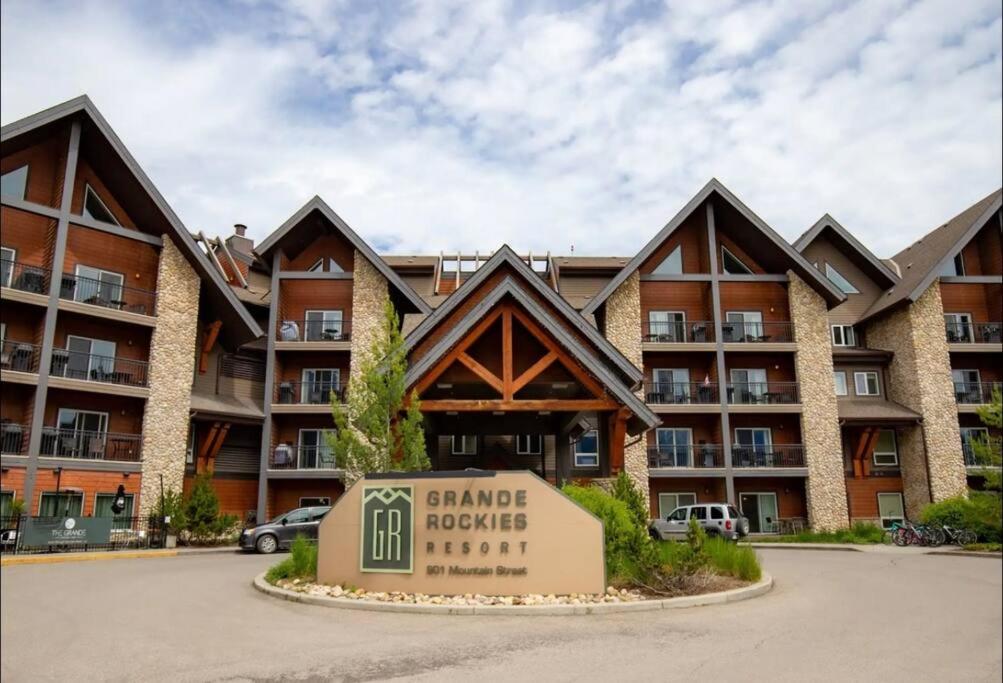 Cozy One Bedroom Condo with Indoor Pool and HotTub