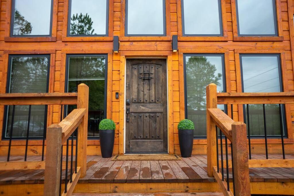 The Luxurious - River Ranch - Cabin Sleeps 9! view 2