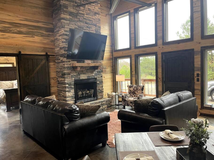 The Luxurious - River Ranch - Cabin Sleeps 9! view 3
