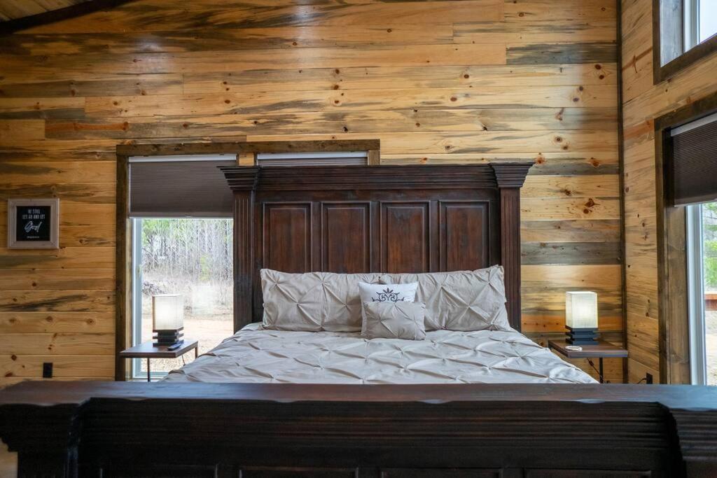 The Luxurious - River Ranch - Cabin Sleeps 9! view 4