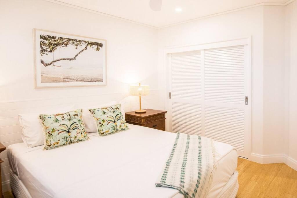 Amaroo Villa - Absolute Beachfront Port Douglas