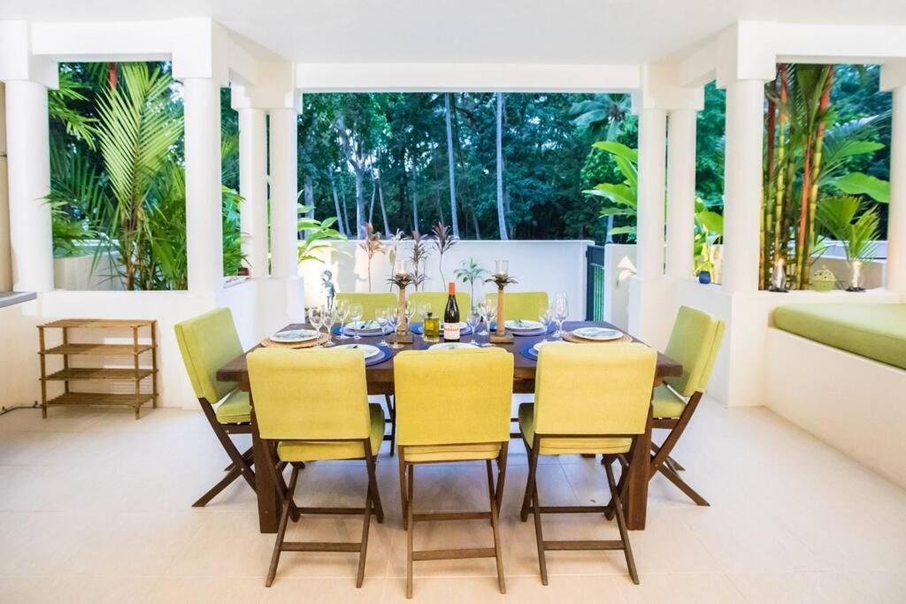 Amaroo Villa - Absolute Beachfront Port Douglas
