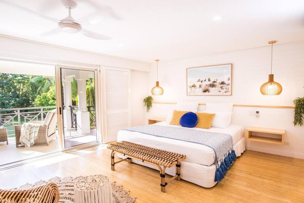 Amaroo Villa - Absolute Beachfront Port Douglas
