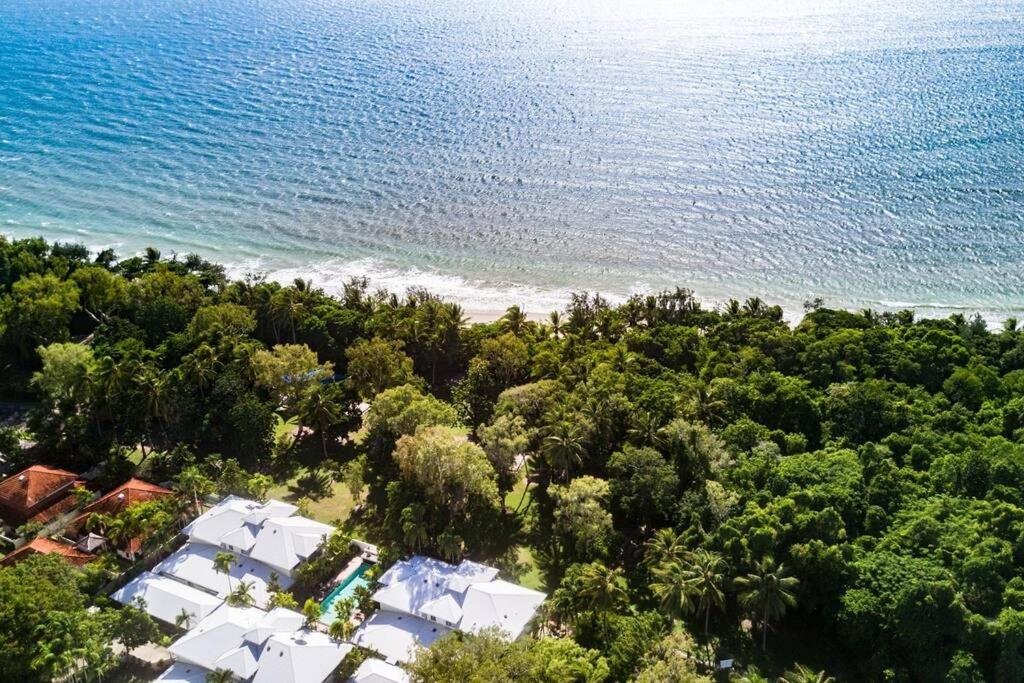 Amaroo Villa - Absolute Beachfront Port Douglas