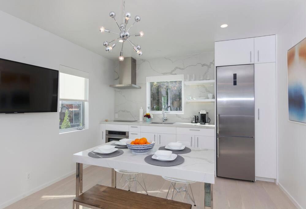 Elegant Ocean View Studio in Prime Santa Monica Location