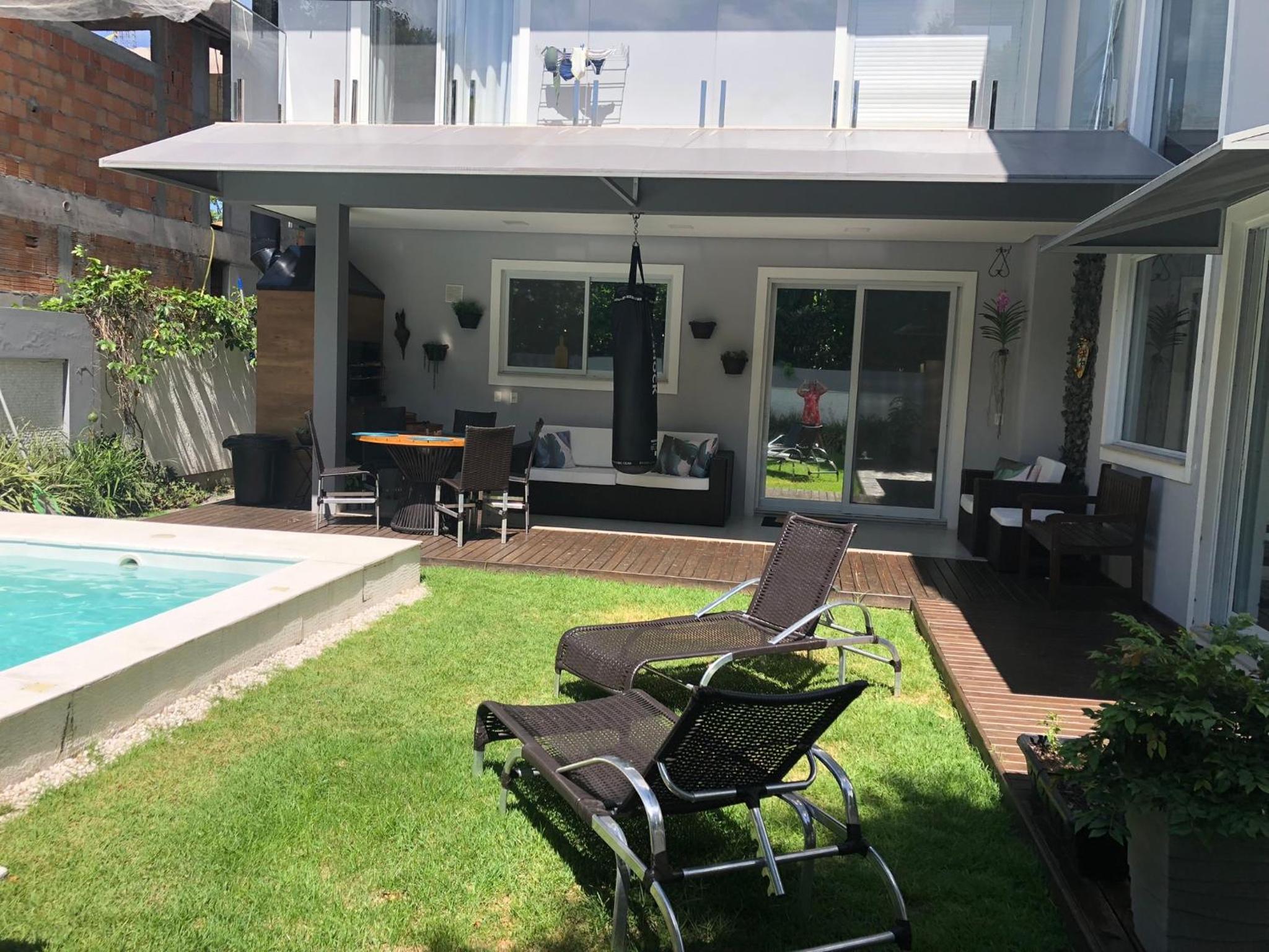 Casa Luxo com piscina a 500 metros da praia