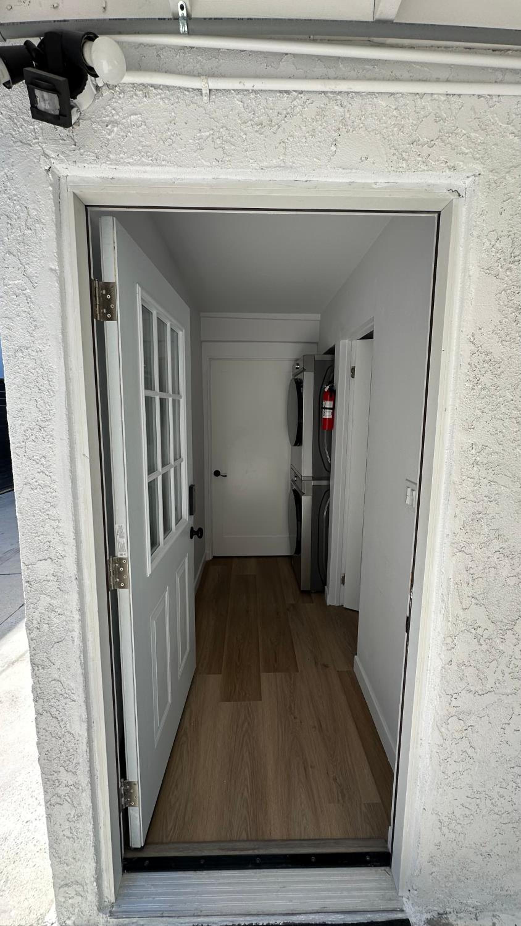 Modern Studio Stylish &Cozy Back Unit