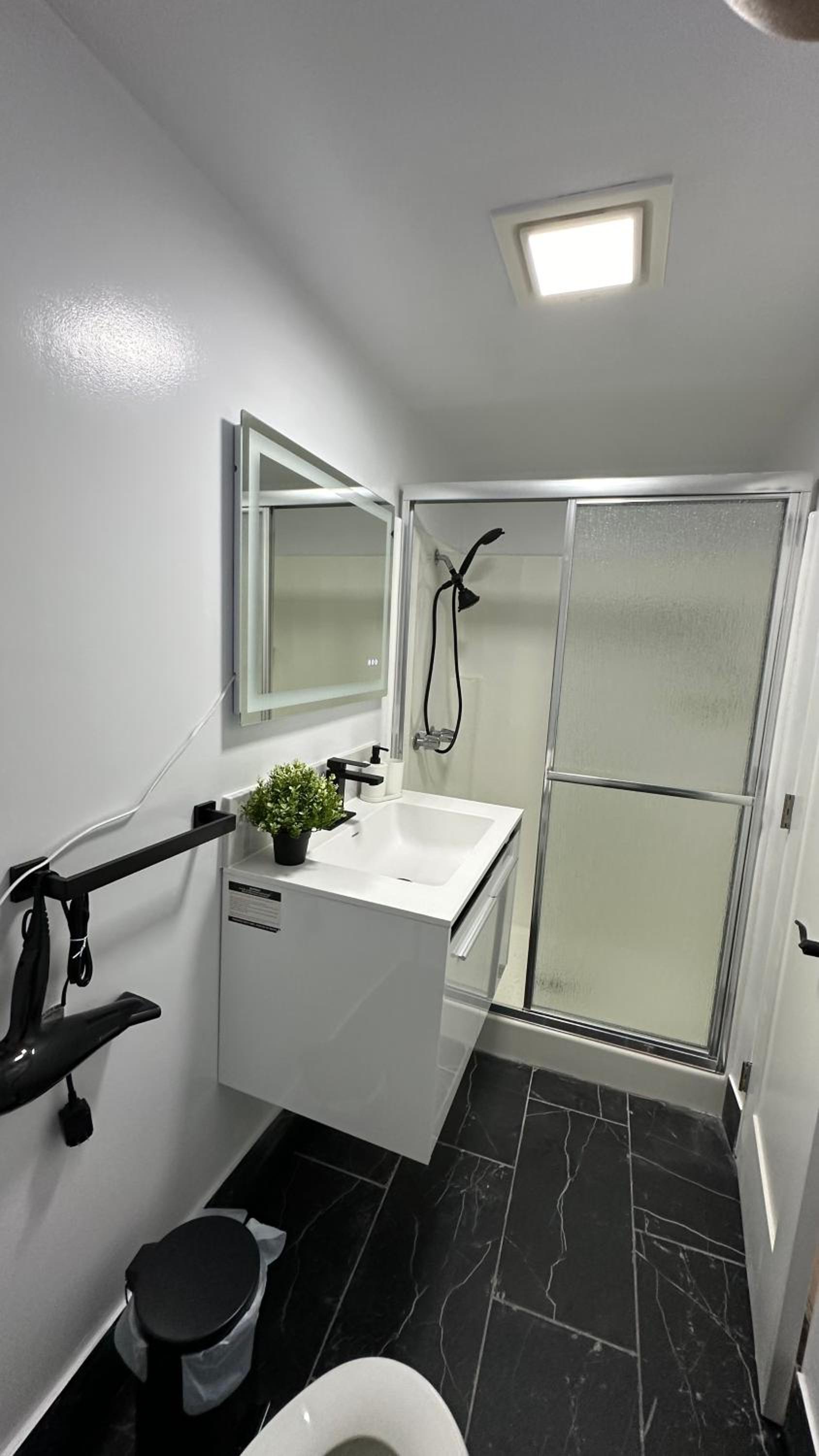 Modern Studio Stylish &Cozy Back Unit