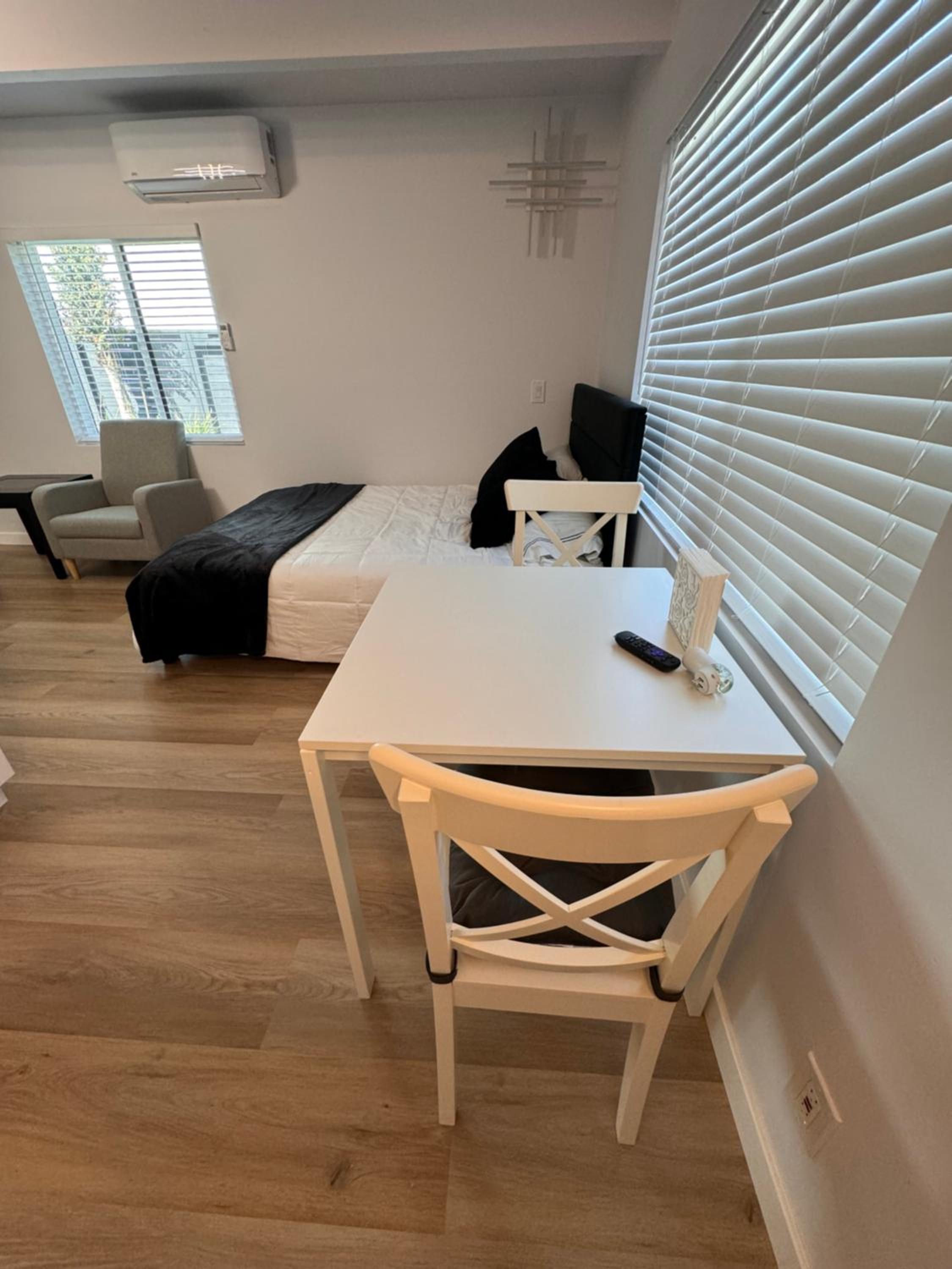 Modern Studio Stylish &Cozy Back Unit