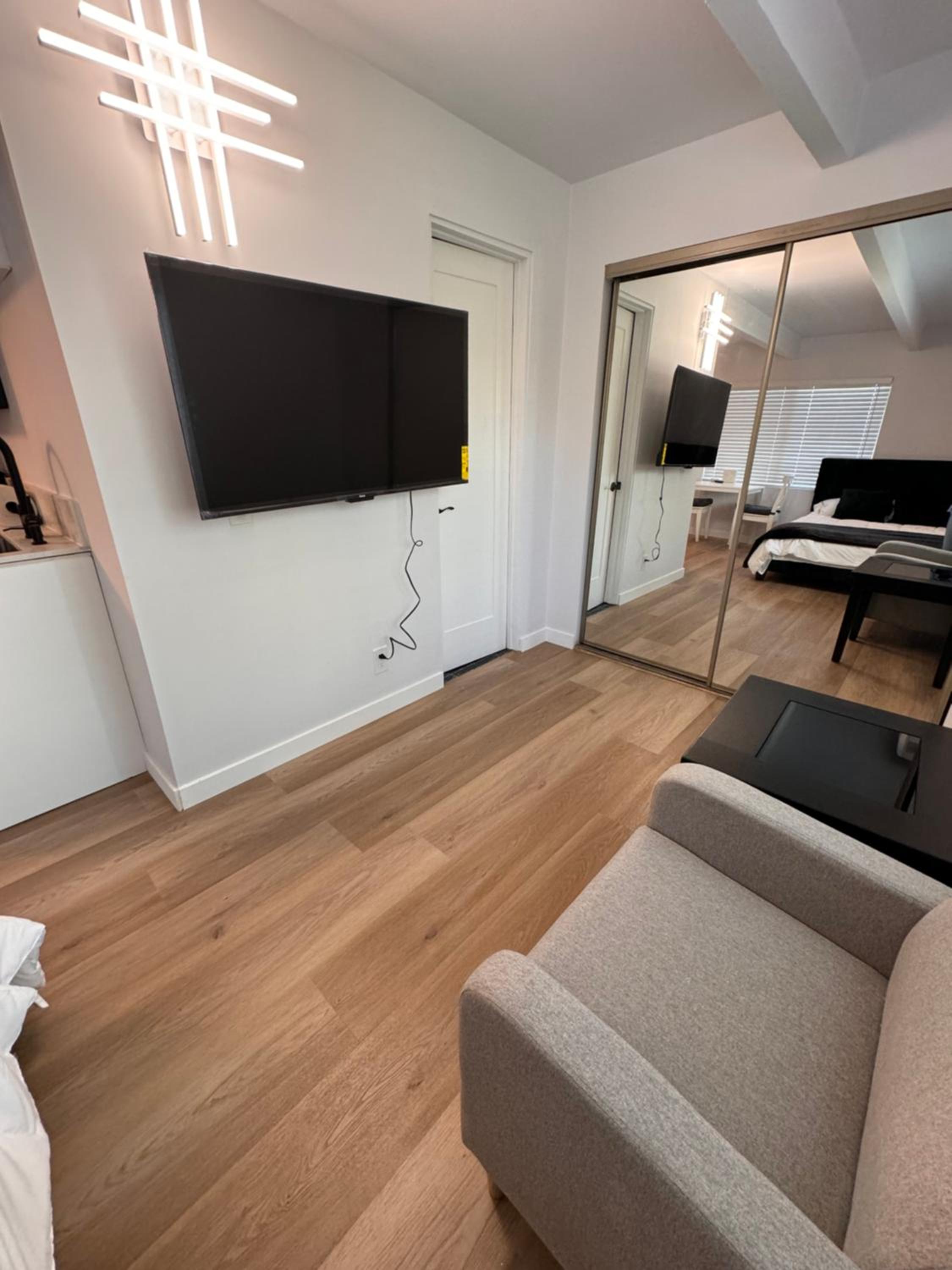 Modern Studio Stylish &Cozy Back Unit